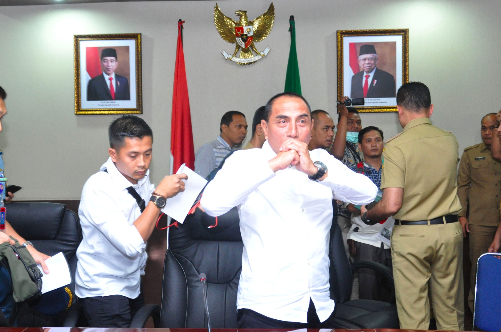 Gubernur Sumut Edy Rahmayadi menyapa wartawan usai memberikan keterangan pers terkait covid-19 di Medan, Sumatra Utara, Senin (16/3).
