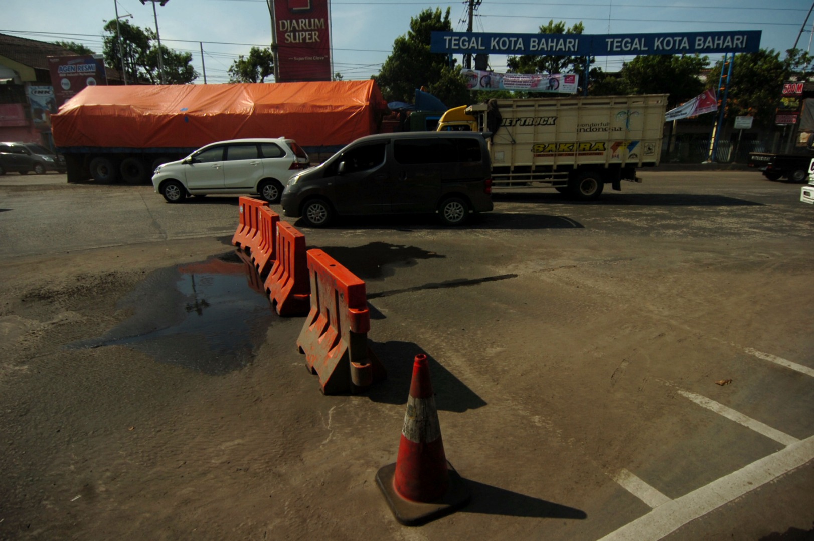 Sejumlah kendaraan melintas di jalur Pantura yang dialihkan ke Jalur Lingkar Utara (jalingkut) Tegal, Jawa Tengah, Jumat (27/3/2020). 