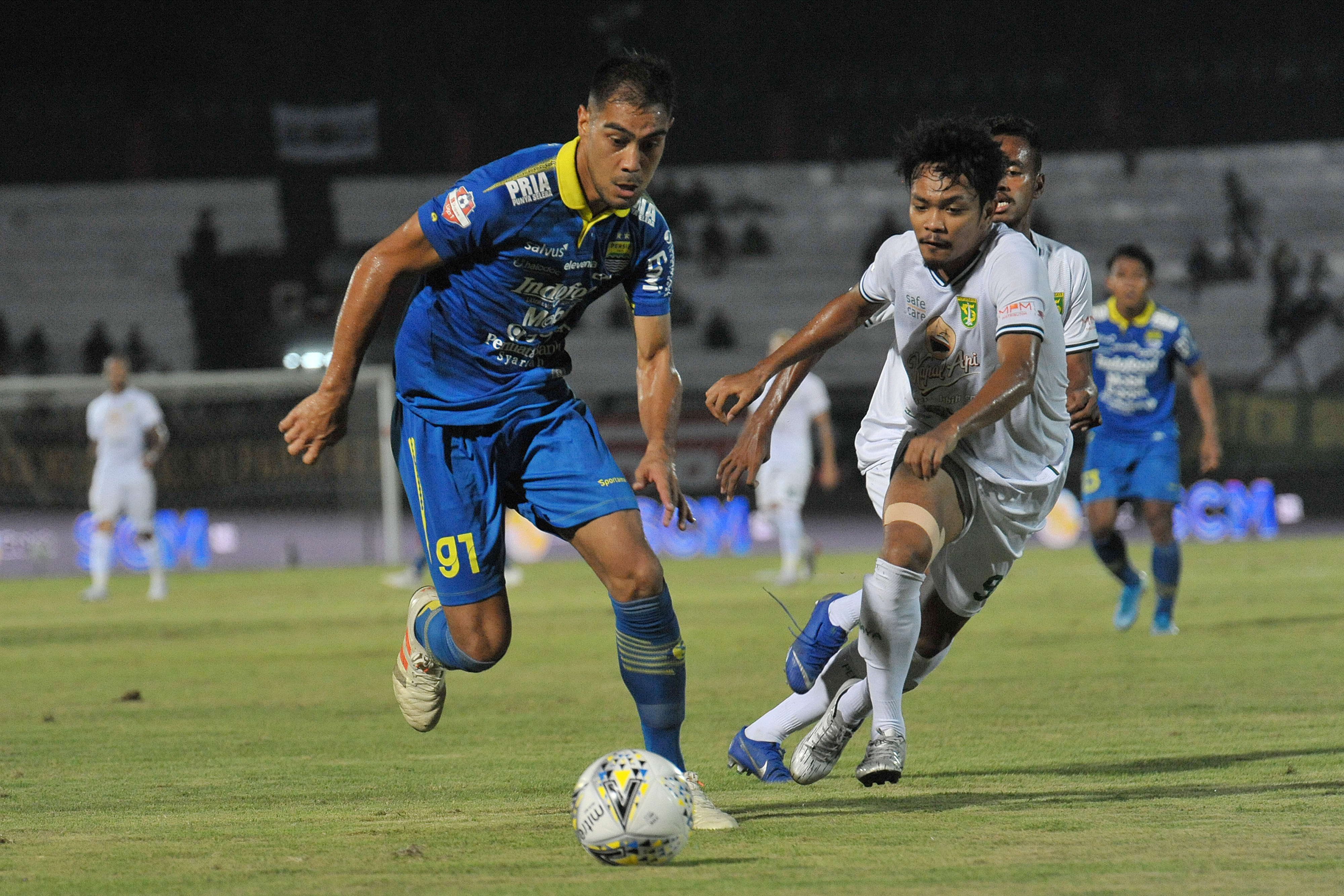 Pesepak bola Persib Bandung Omid Nazari (kiri)