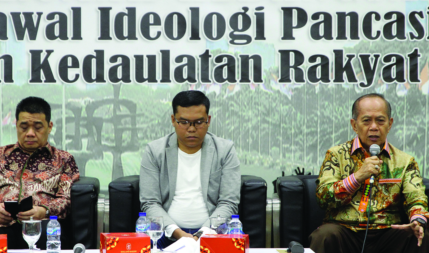 Wakil Ketua MPR Syarief Hasan (kanan) dan Ketua Fraksi Partai Gerindra MPR Ahmad Riza Patria dan pengamat politik, Pangi Syarwi Chaniago.