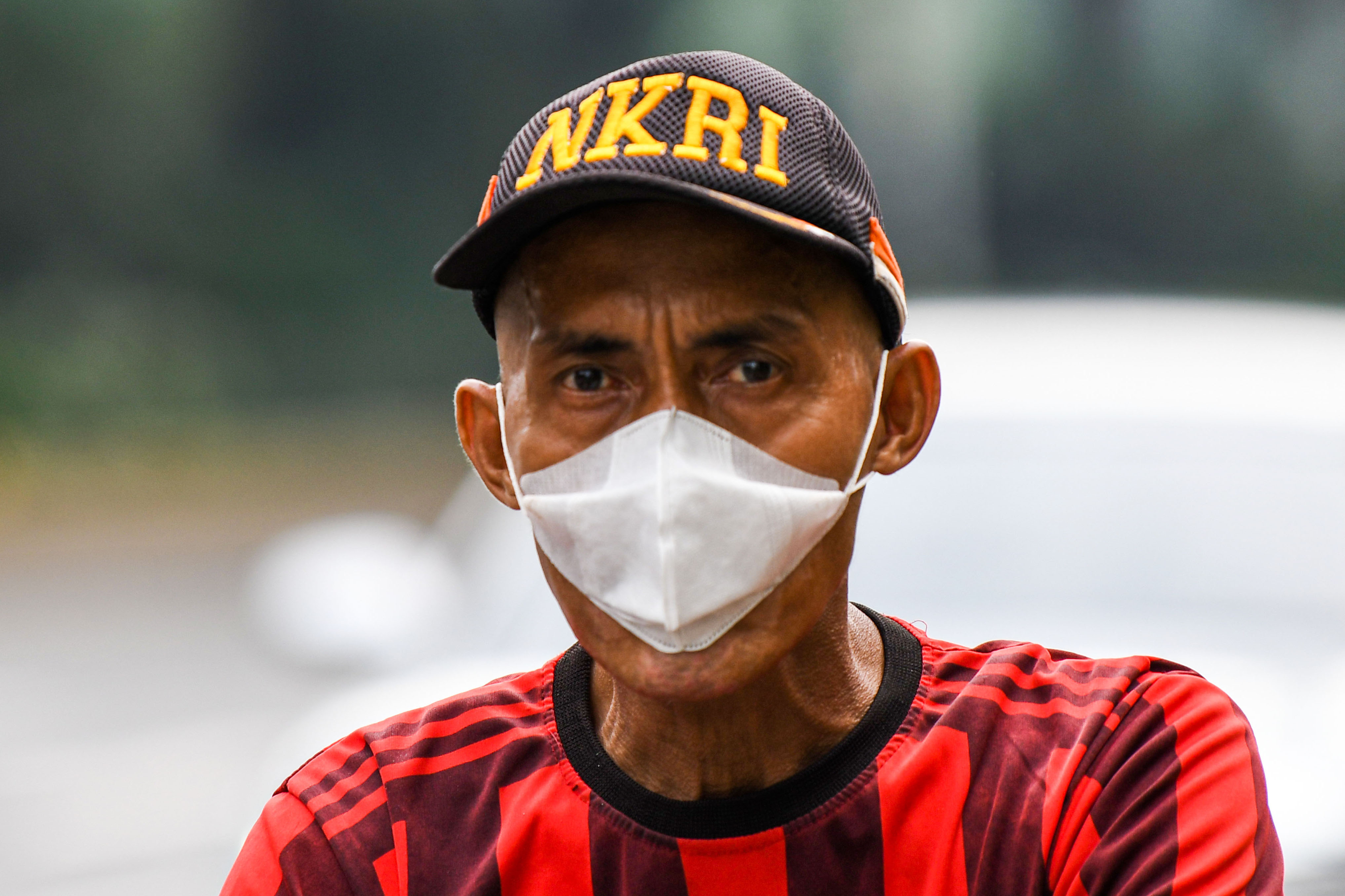 Warga menggunaakan masker saat beraktivitas di Jakarta