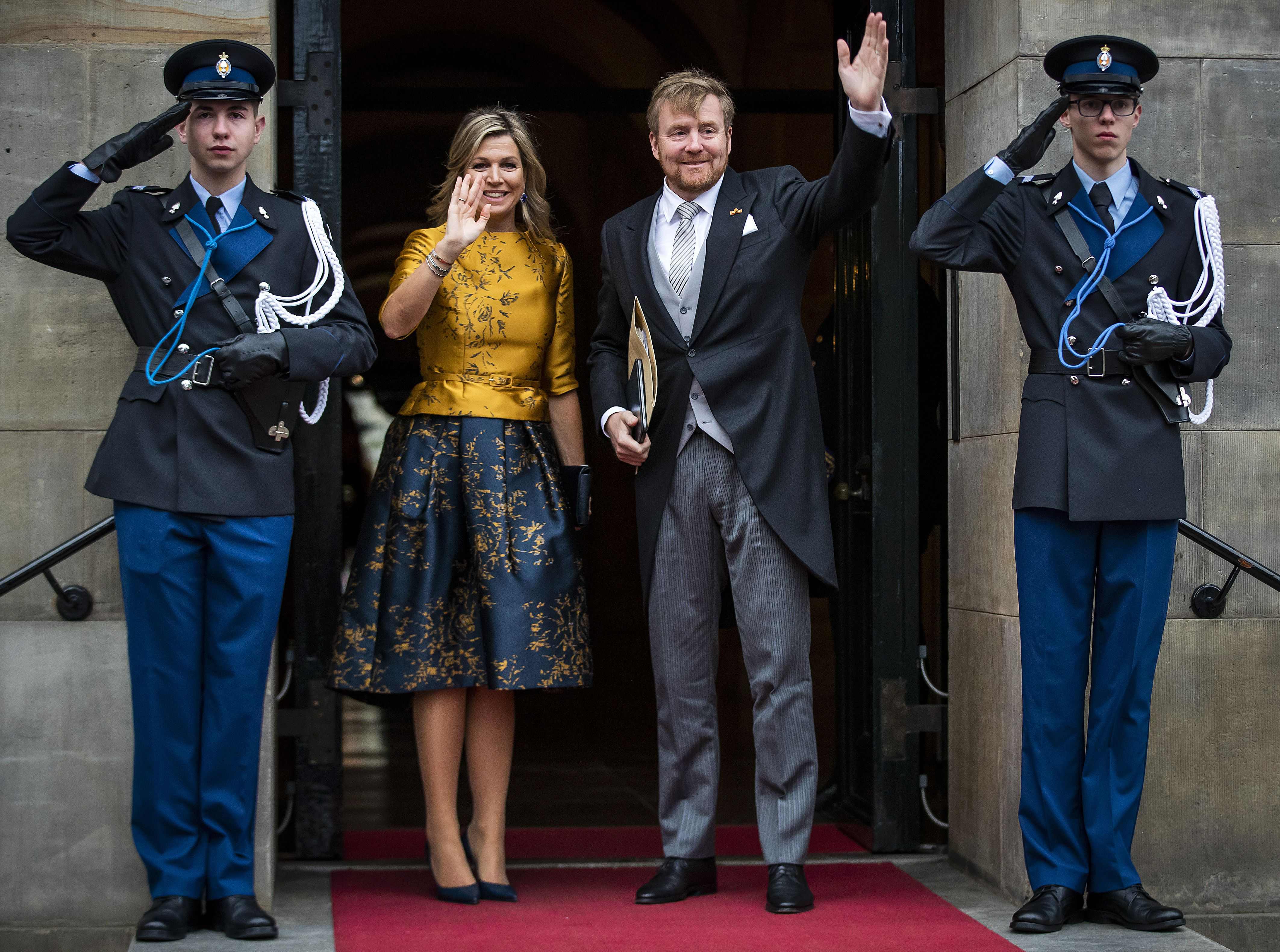 Raja Willem-Alexander dan Ratu Maxima melambaikan tangan di Istana Kerajaan, Amsterdam, Rabu (15/1).