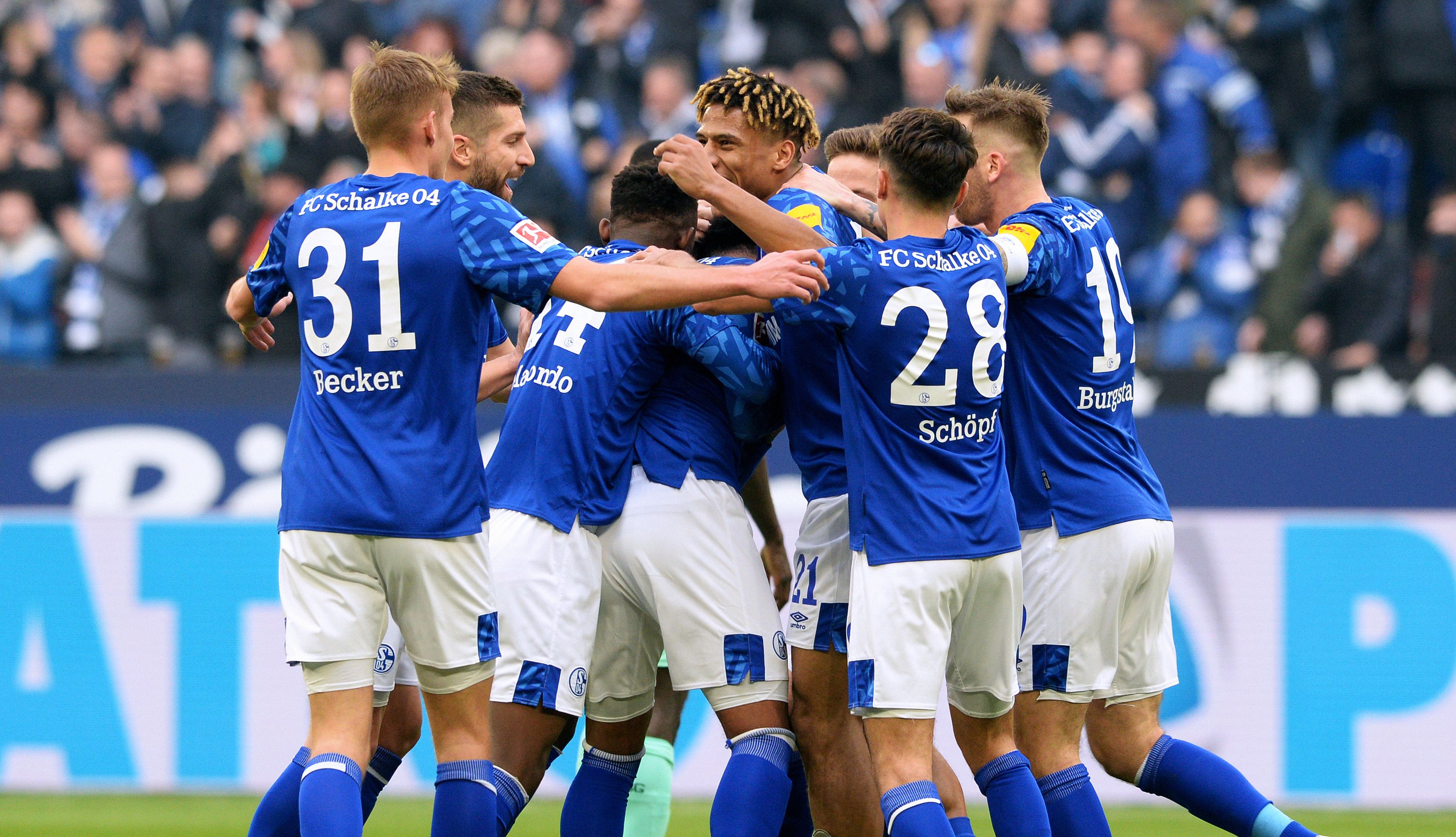 Para pemain Schalke melakukan selebrasi