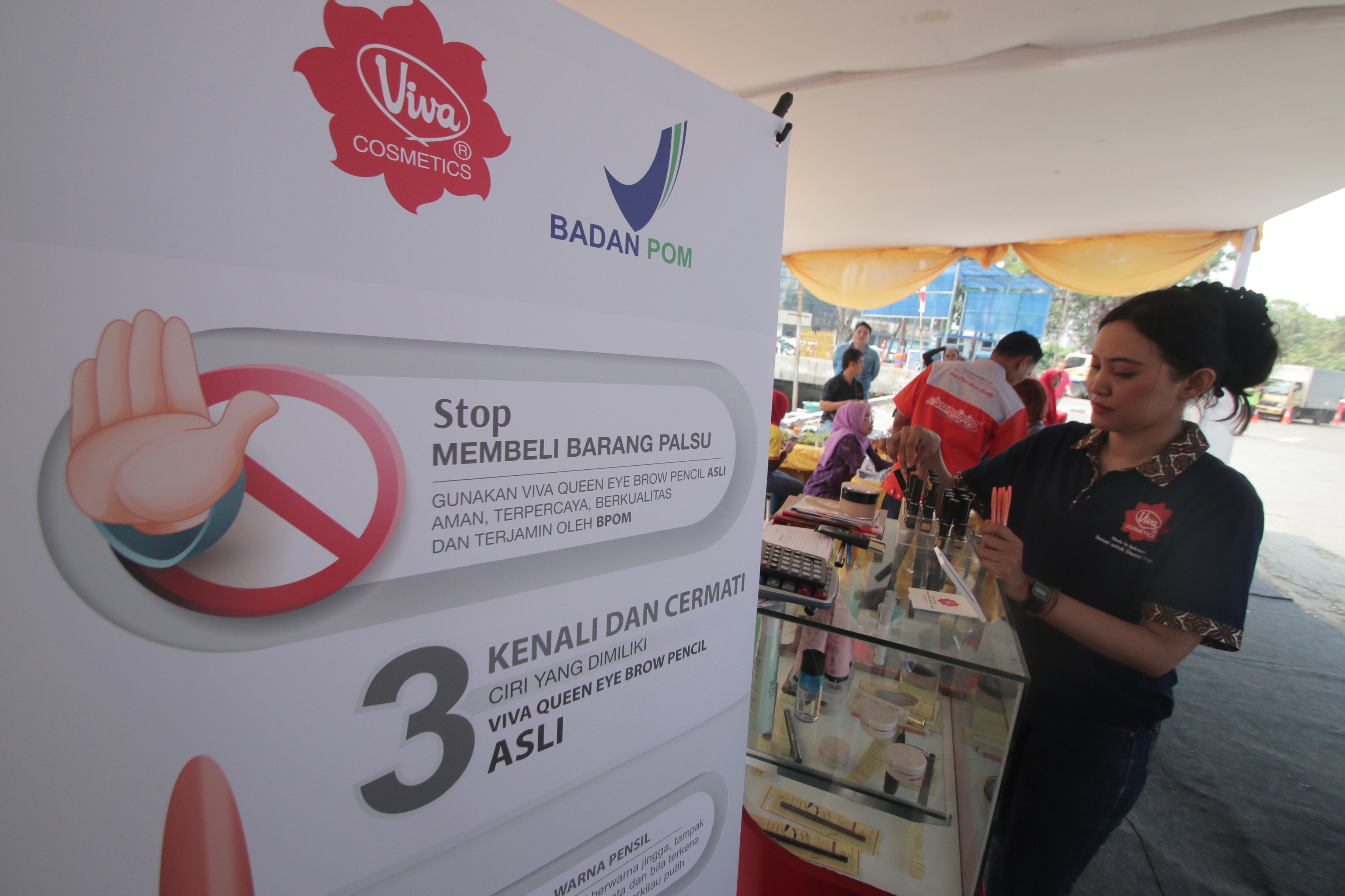 Penjual merapikan kosmetik pada Kampanye Cerdas Memilih dan Menggunakan Kosmetik Aman di Pasar Asemka, Jakarta.