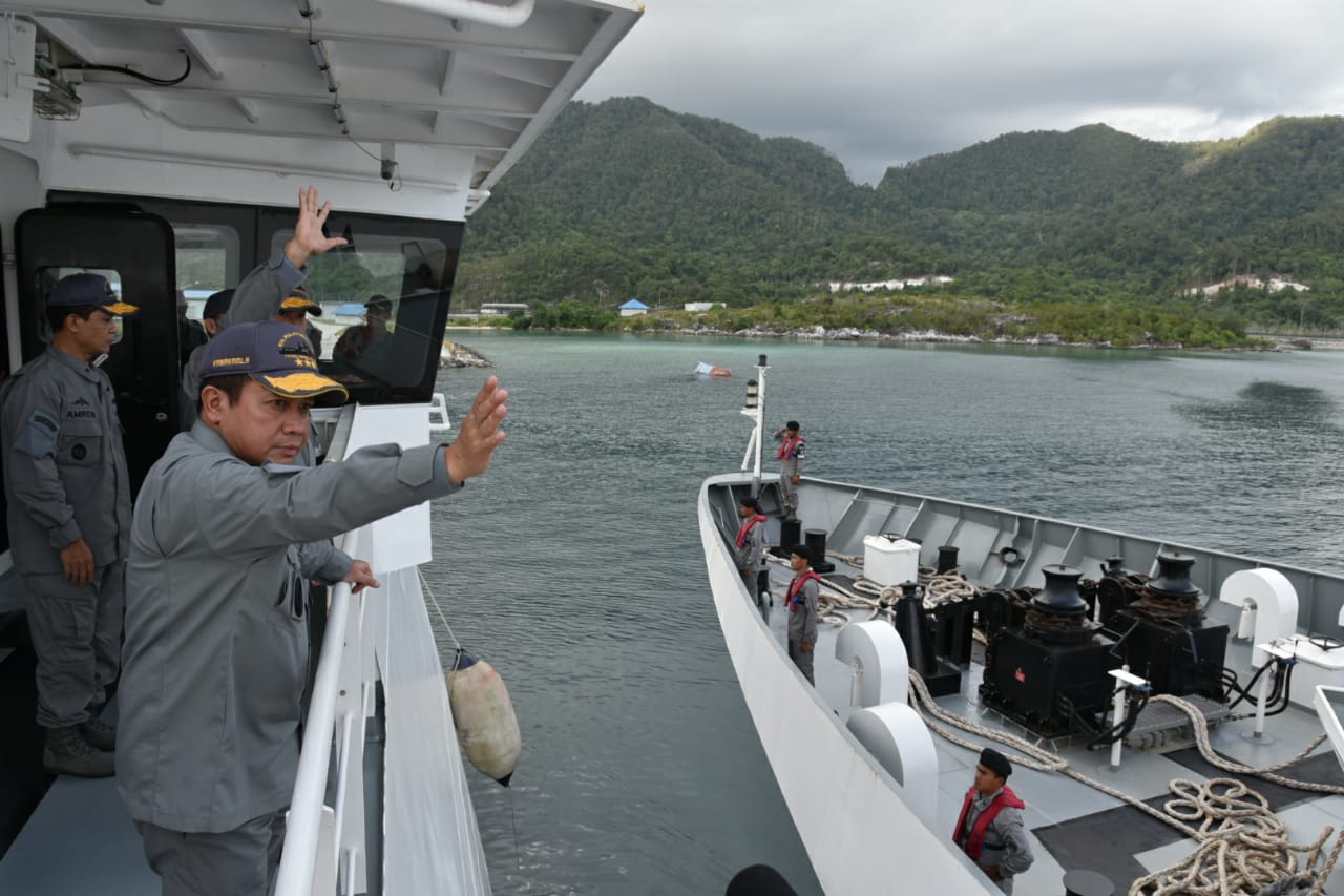  Kepala Bakamla RI, Laksamana Madya TNI Aan Kurnia, melepas KN Pulau Nipah 321 menuju Laut Natuna Utara untuk menjaga keamanan.