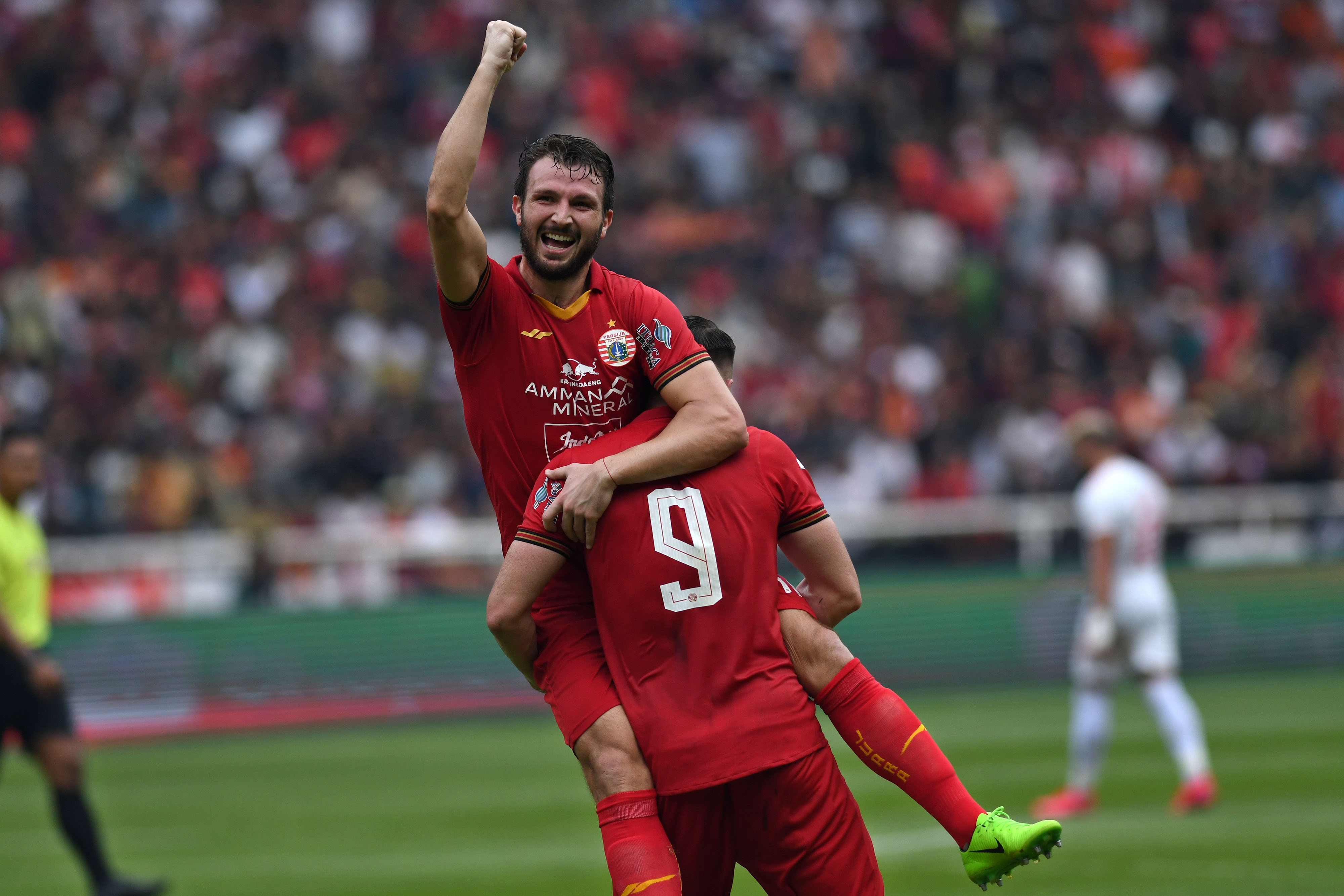 Pemain Persija Jakarta Marco Motta (kiri) dan Marko Simic berselebrasi usai menjebol gawang Borneo FC, kemarin.