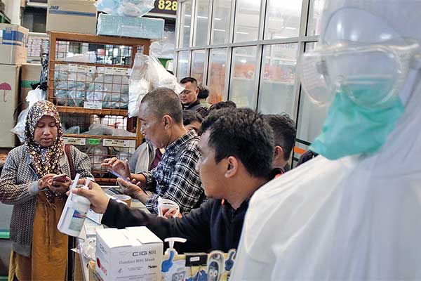 Ilustrasi -- Warga membeli masker di Pasar Pramuka, Jakarta Timur, kemarin.