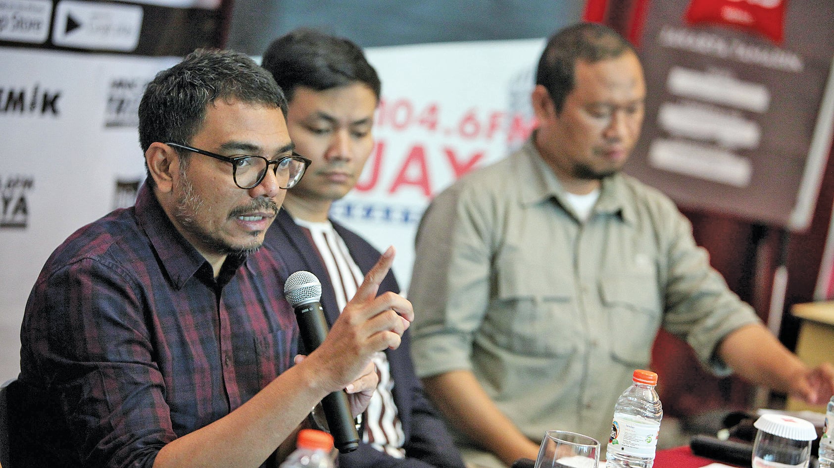 enaga ahli utama KSP Donny Gahral Adian (kiri) didampingi analis politik internasional Arya Sandhyudha (tengah) , Mantan Napi Haris Amir.