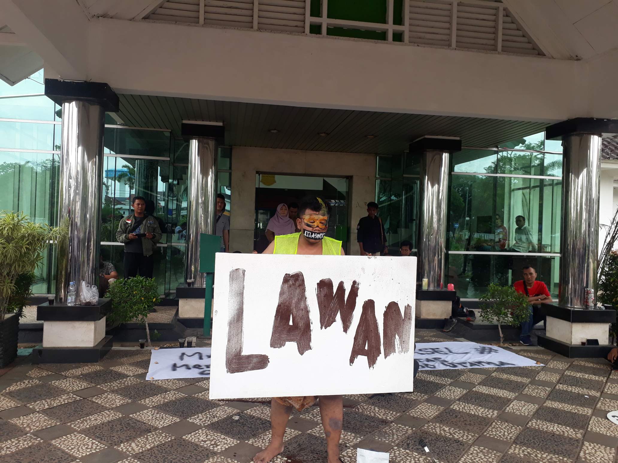 Pegiat lingkungan mendukung Pemkab Karawang lawan pencemar lingkungan.