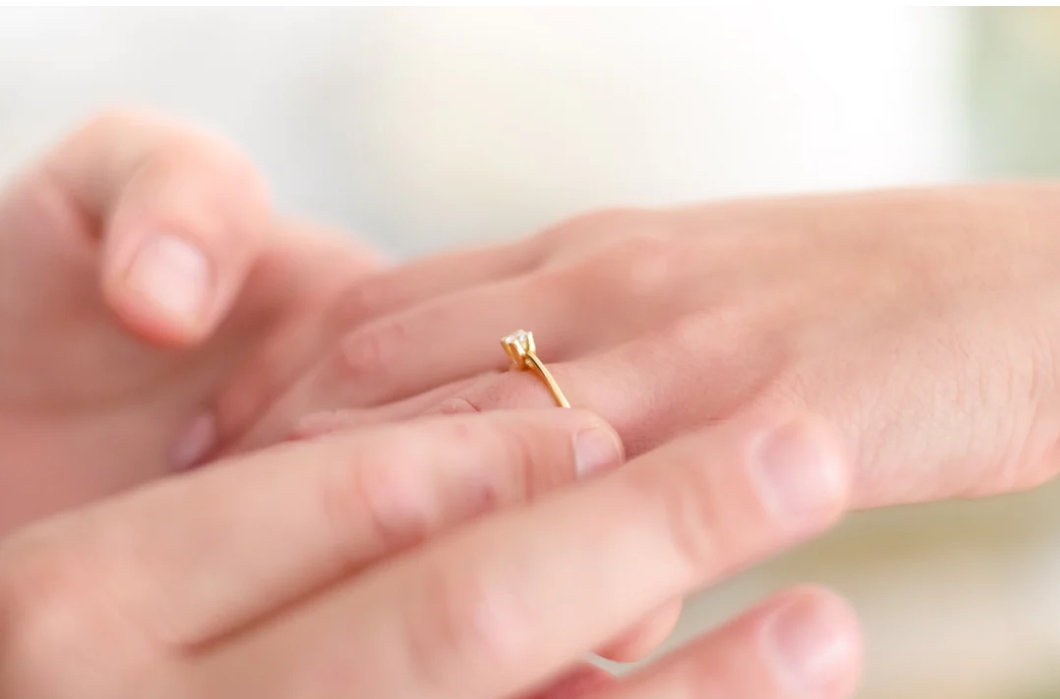 Tetap mengenakan perhiasan seperti cincin saat cuci tangan, berisiko tidak dapat membersihkan kuman dengan baik.