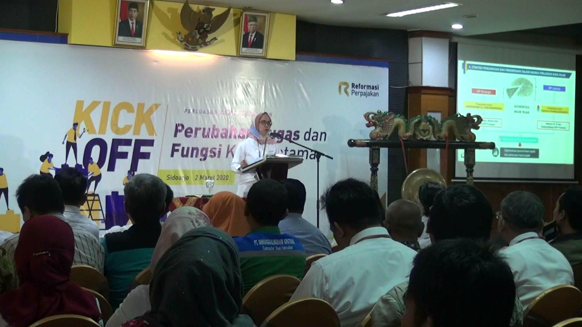  Kepala Kantor Wilayah DJP Jawa Timur II Lusiani saat memberikan arahan tugas dan fungsi Kantor Pelayanan Pajak, Senin (2/3/2020). 