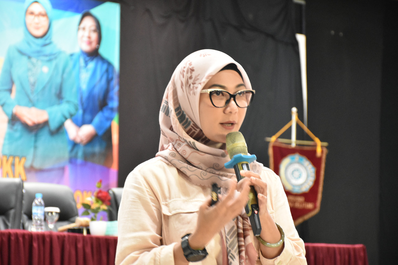  Ketua Tim Penggerak (TP) PKK Provinsi Kepulauan Bangka Belitung  (Babel) Melati Erzaldi saat menyampaikan paparan kepada kader PKK.