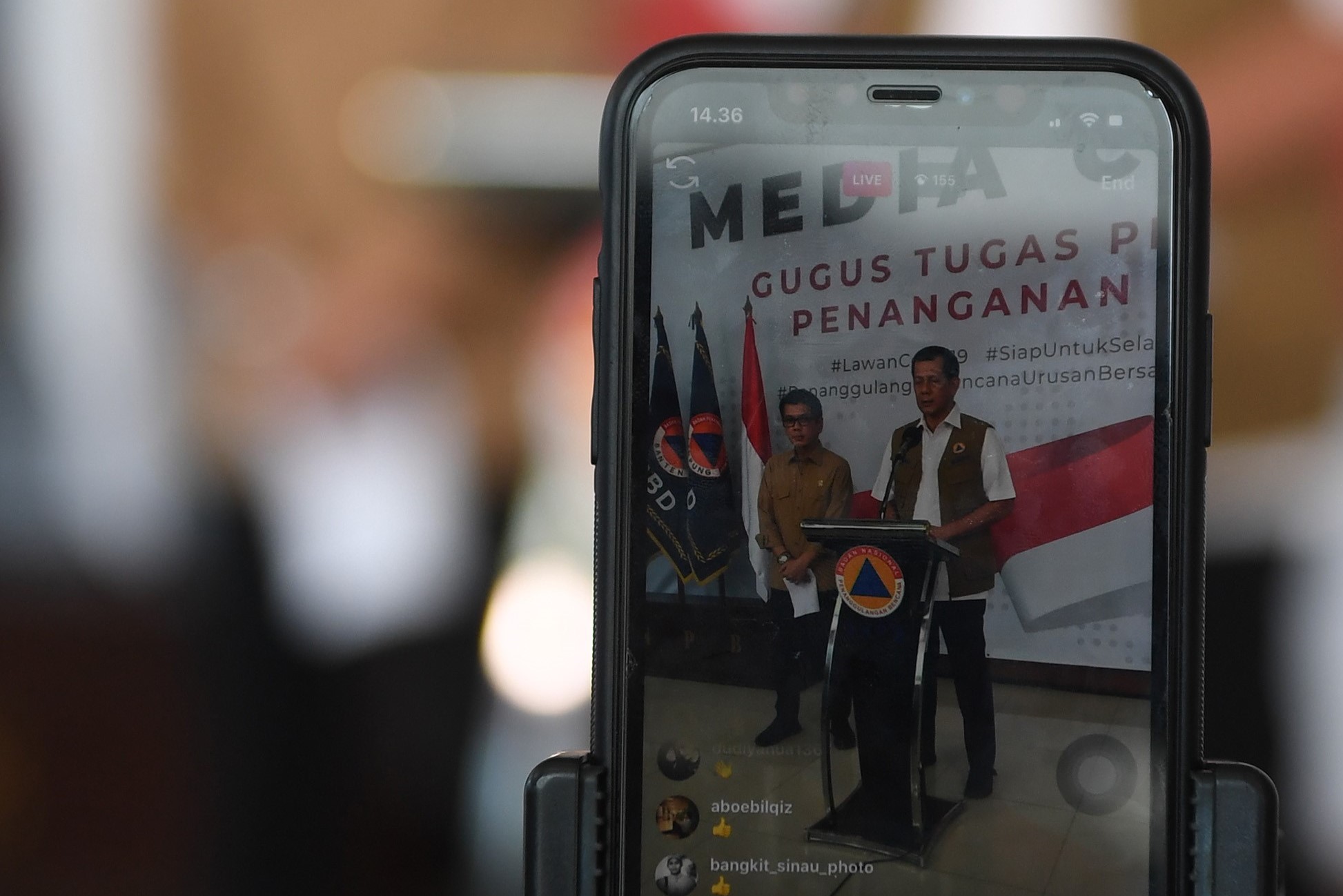 Ketua Gugus Tugas Percepatan Penanganan COVID-19 Doni Monardo (kanan) memberikan keterangan disaksikan Menparekraf Wishnutama