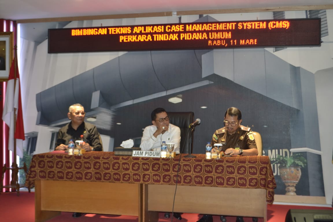 Jaksa Agung Muda bidang Pidana Umum Sunarta (tengah) saat membuka bimtek, Rabu (11/3). 