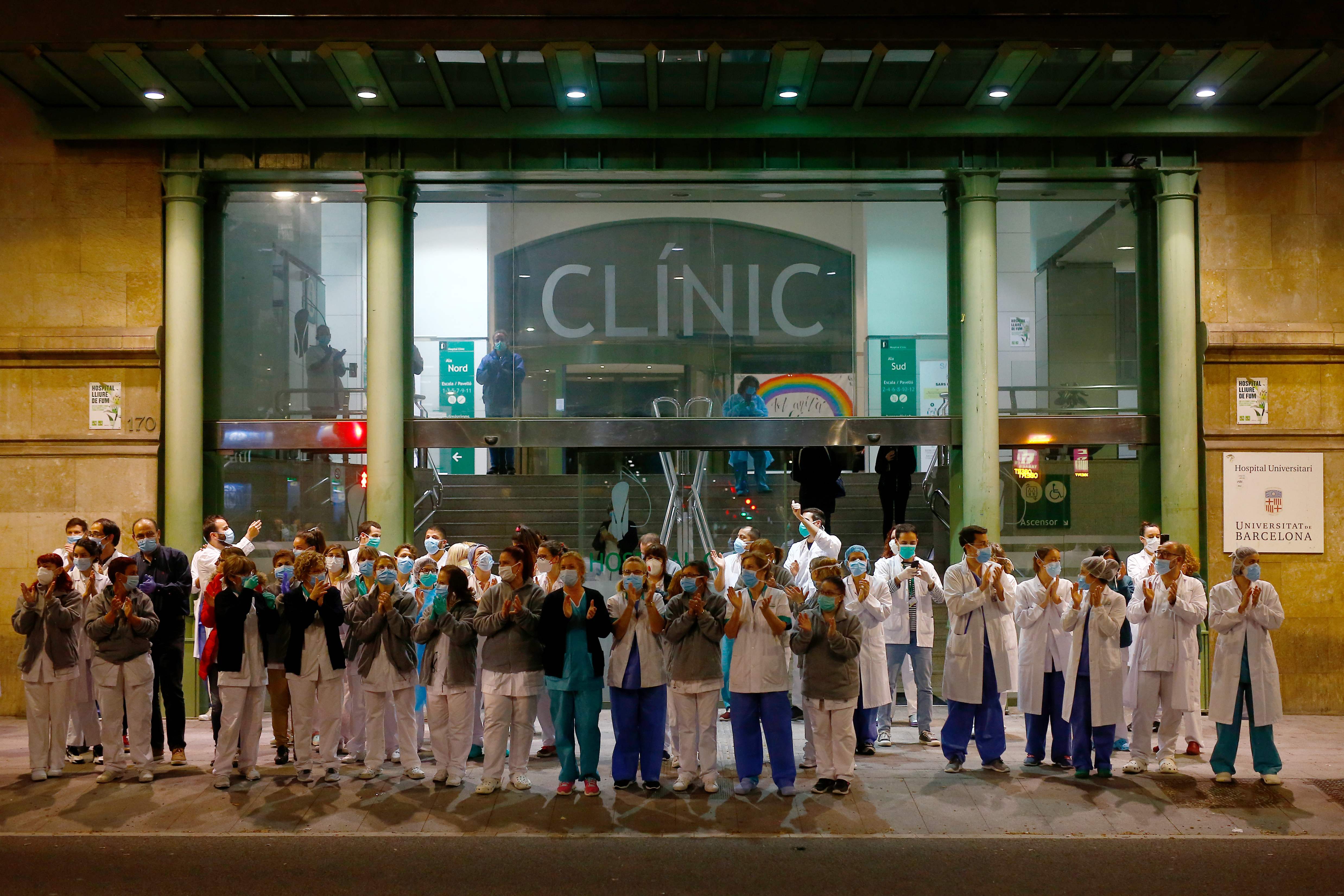 Petugas kesehatan Spanyol bertepuk tangan membalas pujian warga di Kota Barcelona.