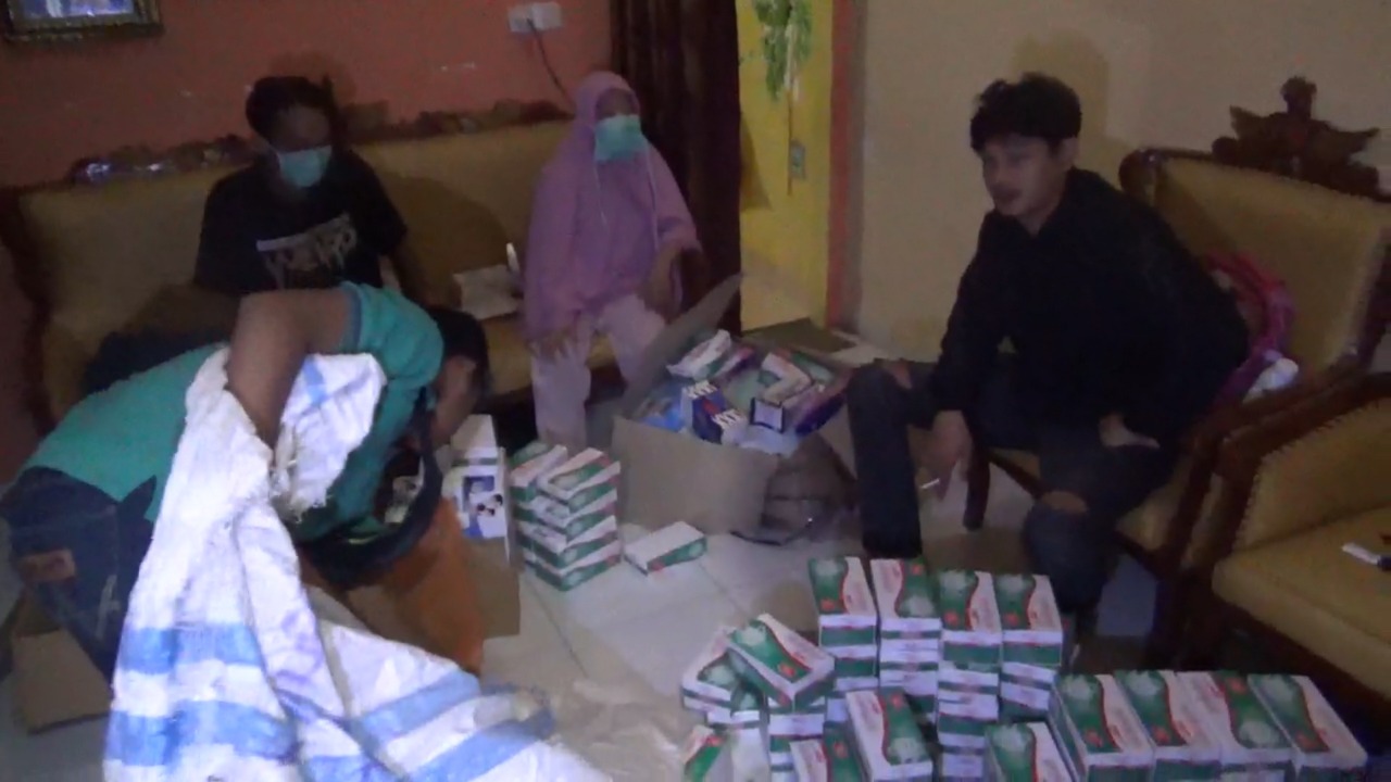 Satuan Resmob Polsek Panakkukang, Kota Makassar, Sulawesi Selatan menggerebek rumah seorang apoteker karena menimbun ribuan masker.