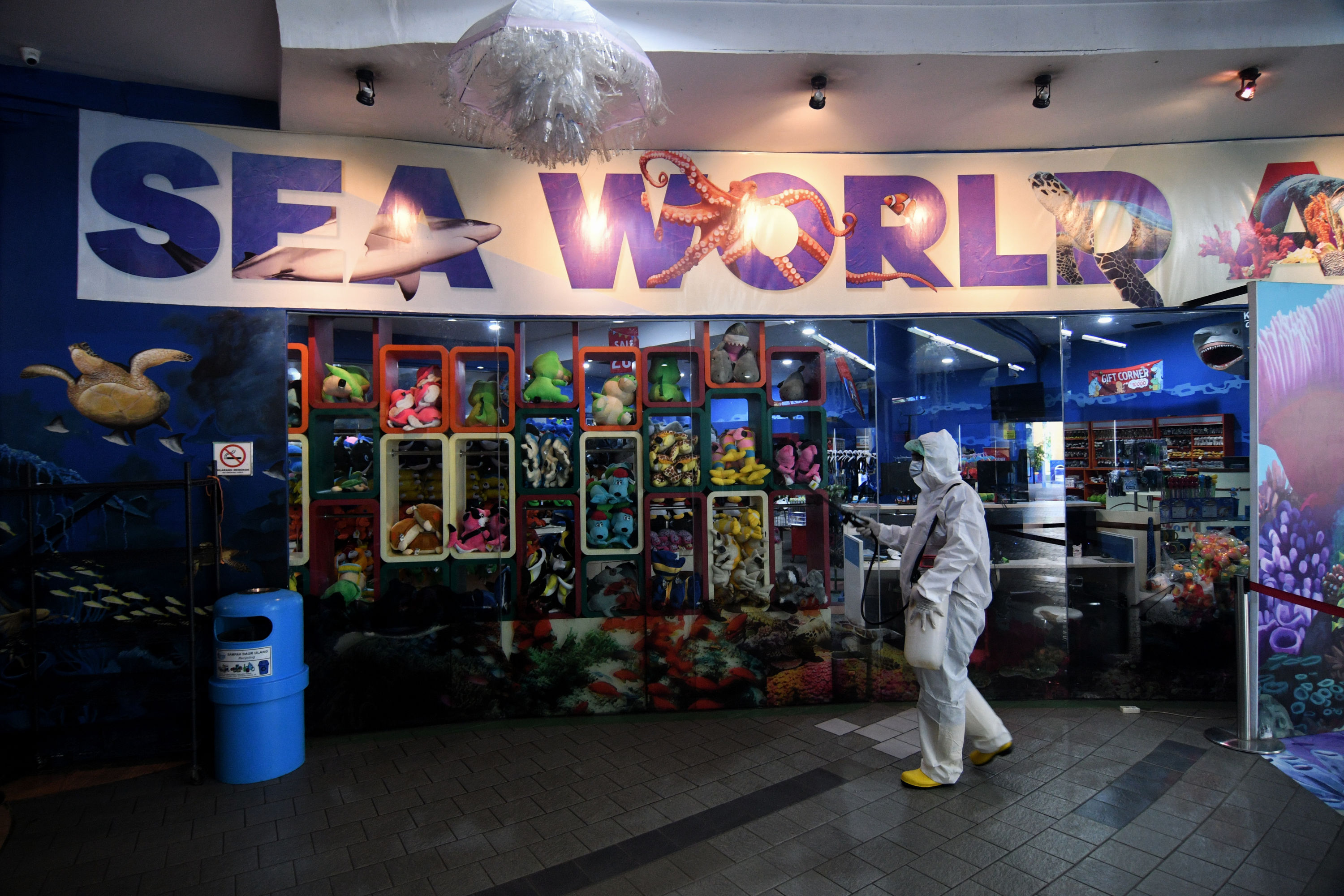  Petugas melakukan penyemprotan cairan desinfektan di sejumlah wahana yang ada di Taman Impian Jaya Ancol, Jakarta, Sabtu, (14/3).