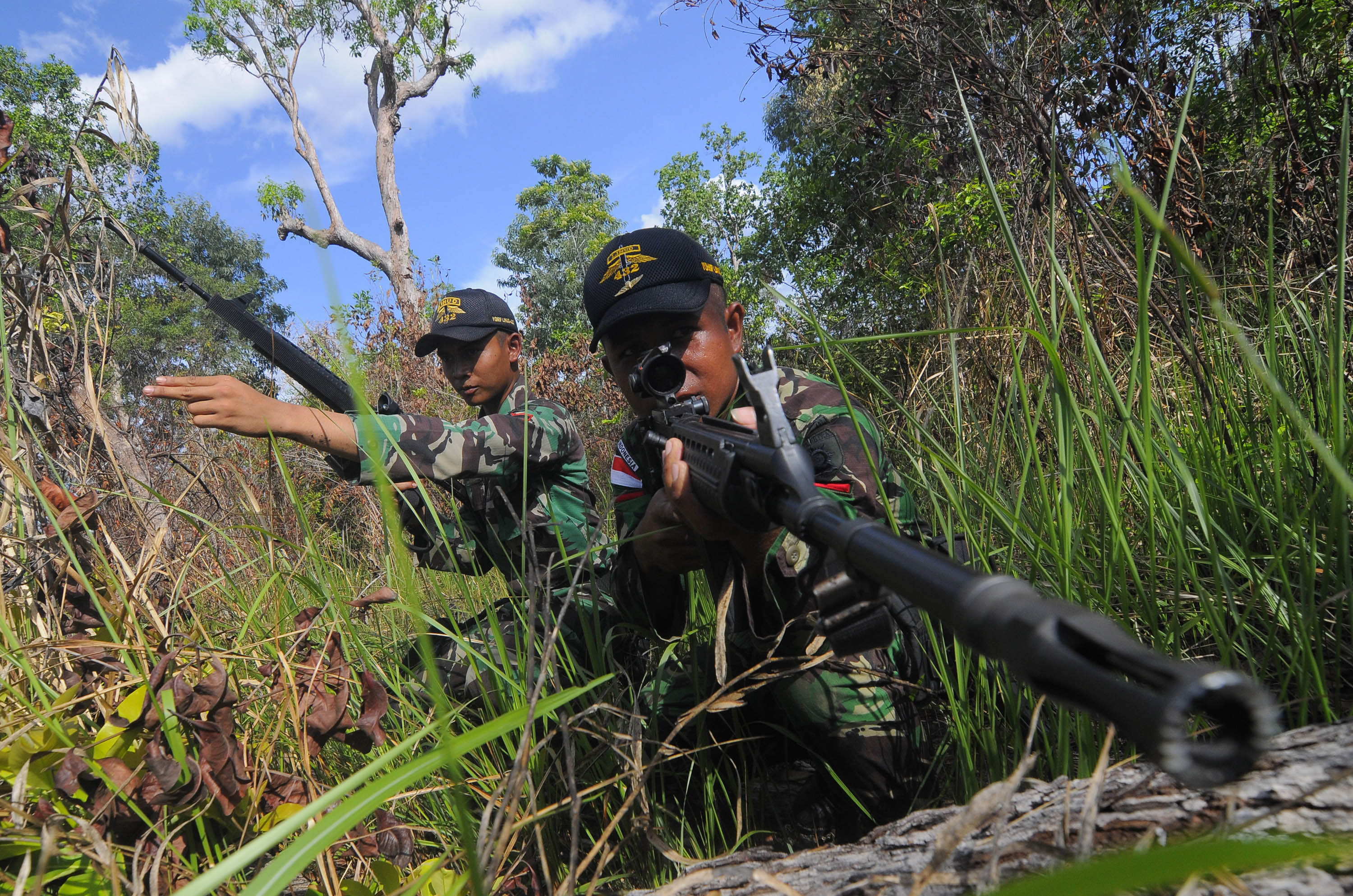 Anggota TNI intai musuh