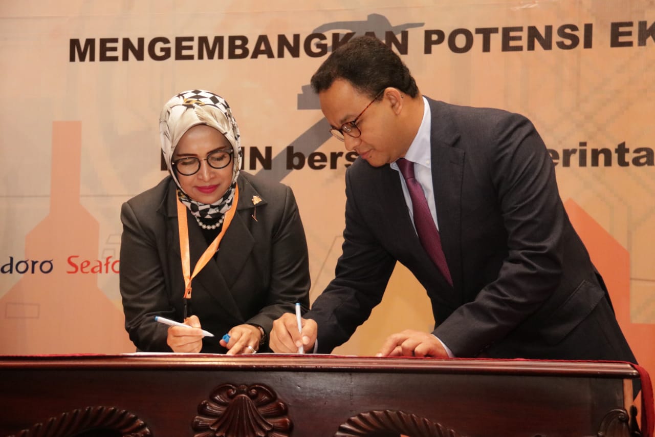 Gubernur DKI Anies Baswedan menandatangani kerjasama penanganan covid-19 dengan Kadin Jakarta.