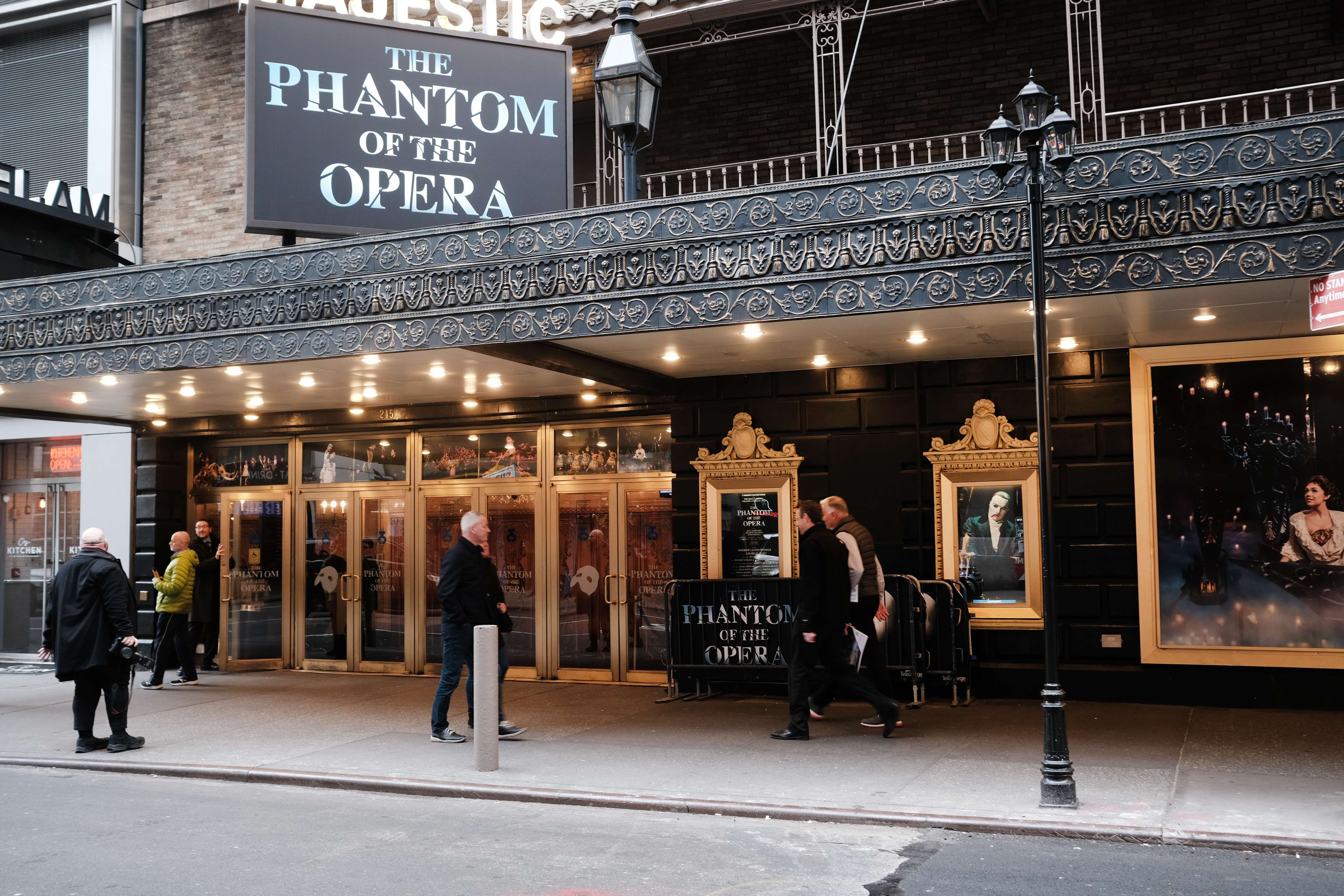  Teater Broadway di New York, Amerika Serikat mengumumkan untuk menangguhkan pertunjukannya selama satu bulan mulai 13 Maret 2020.