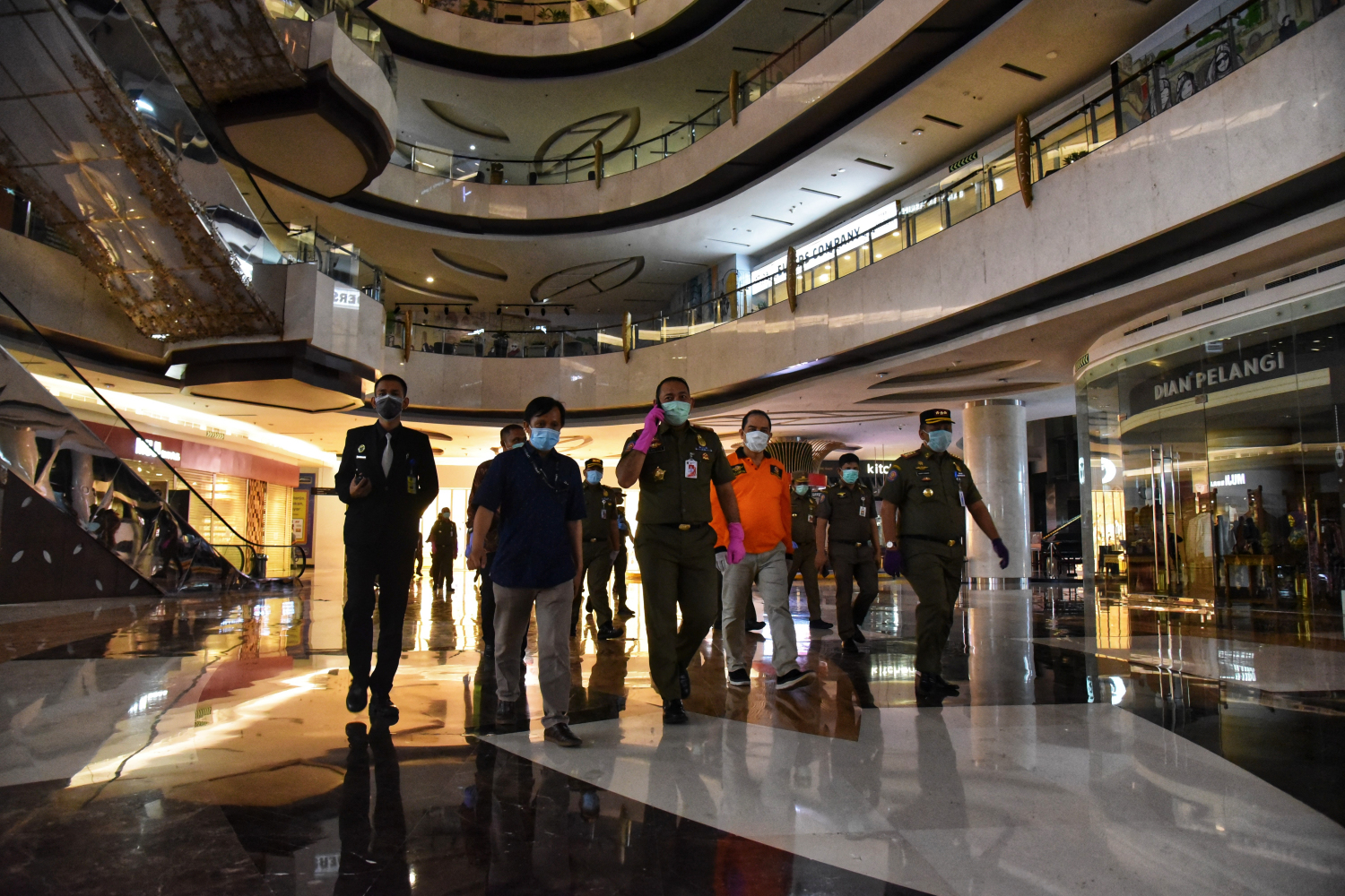 Kepala Satpol PP DKI Jakarta Arifin (kanan), memimpin inspeksi penutupan sementara tempat usaha hiburan dan pariwisata di Lippo Mall Kemang.