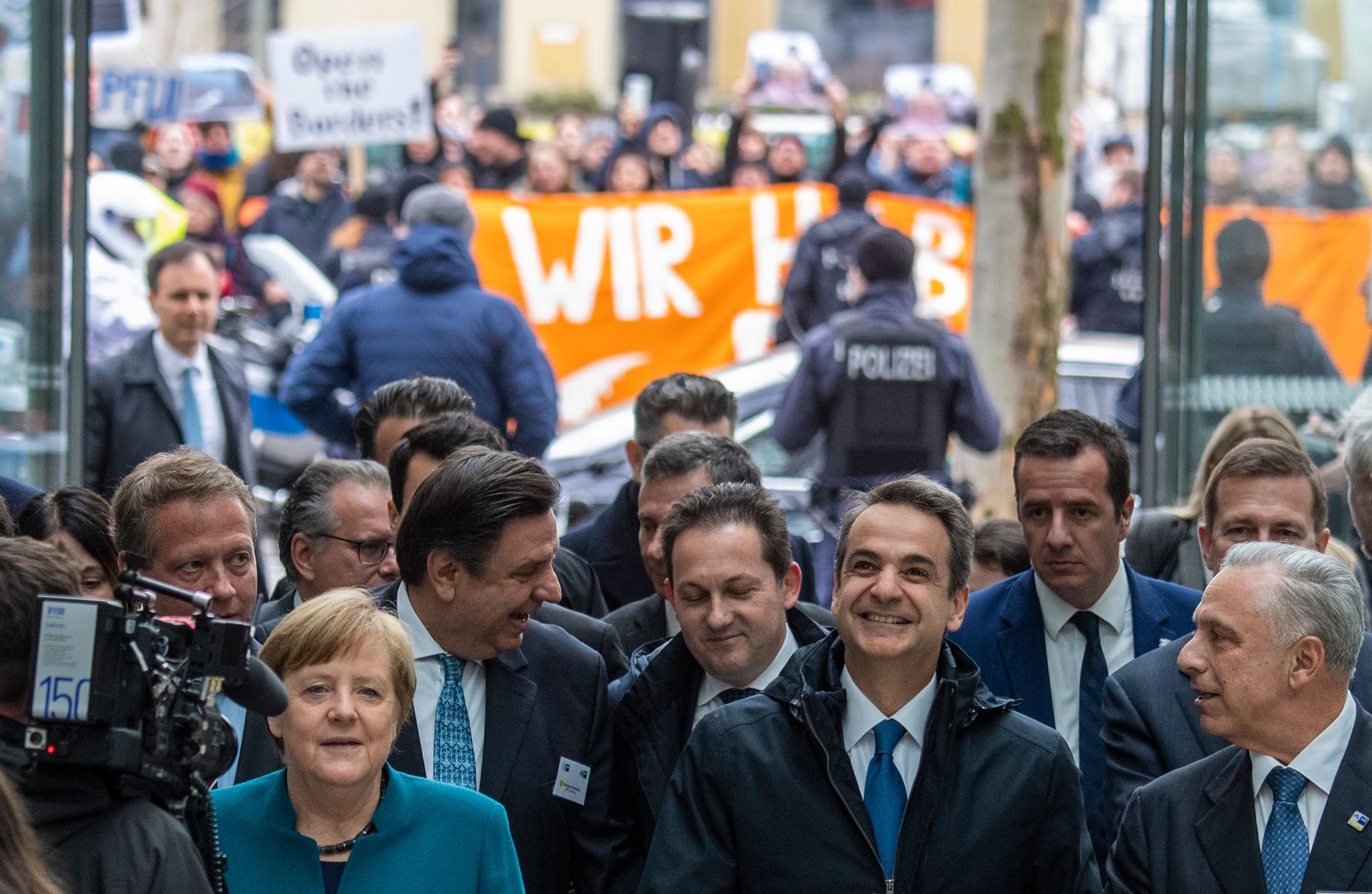 Tujuh negara Uni Eropa menyetujui untuk menutup arus pengungsi di Yunani, dan memberi pesangon kepada mereka agar pulang ke negaranya. 