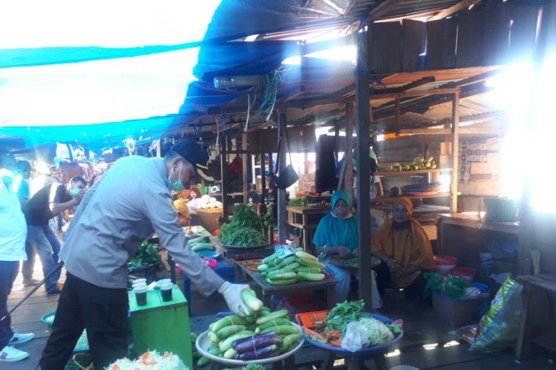 Kapolres Kepulauan Aru, AKBP Eko Budarto saat meninjau Pasar Dobo, Minggu (29/3)