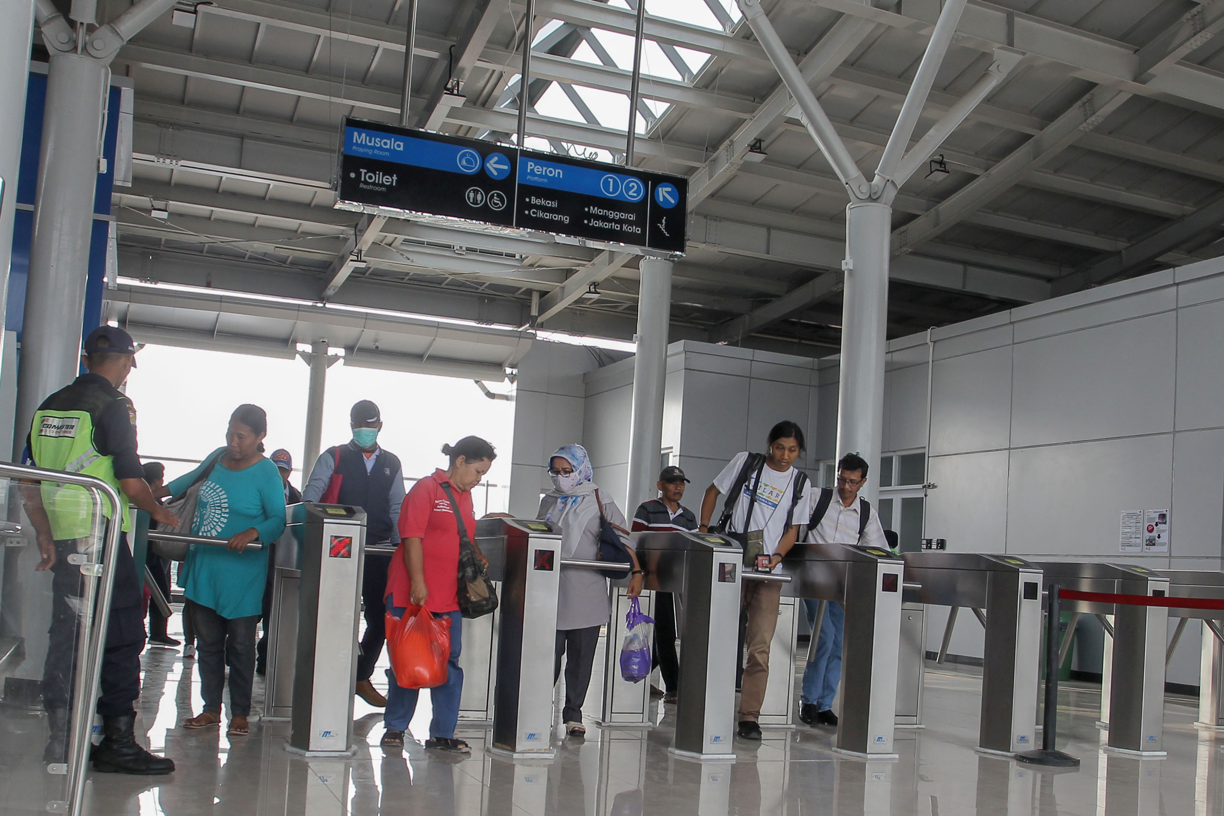 Penumpang melakukan penempelan kartu pada gerbang elektronik Stasiun Buaran baru, Jakarta