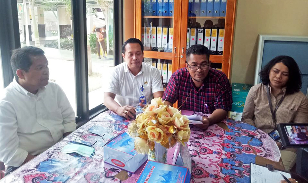 Wadir Pelayanan RS WZ Johan dr. Stef Dhe Koka (dua dari kiri), dr Nikson Faot, SpP (dua dari kanan) dan dr.Itha Malewa, Sp.PK saat konpres.