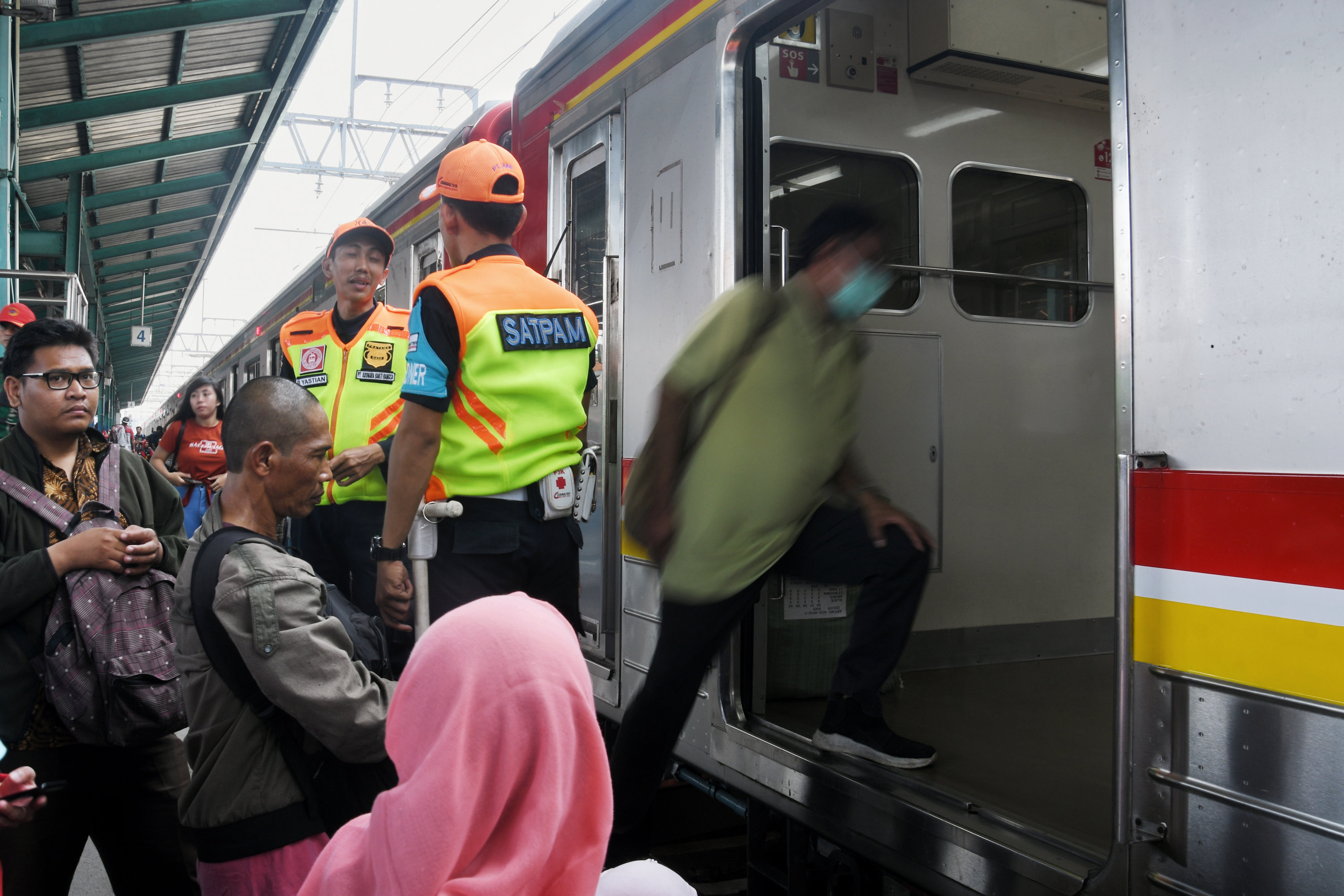 Penumpang KRL berisiko tinggi terkena virus korona