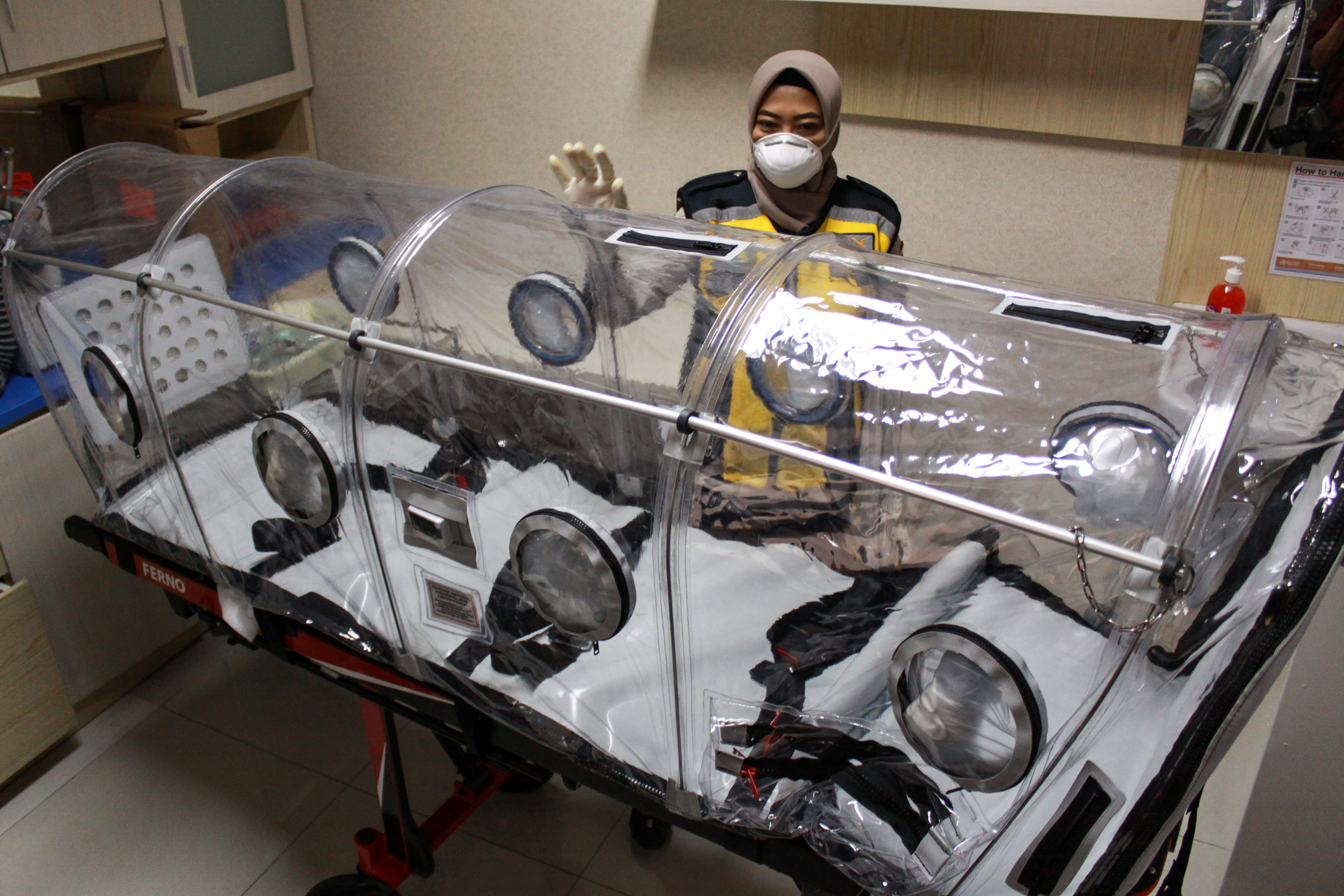  Petugas menunjukkan isolation chamber yang digunakan untuk menangani orang terpapar korona di Bandara Juanda, Sidoarjo, Jatim 