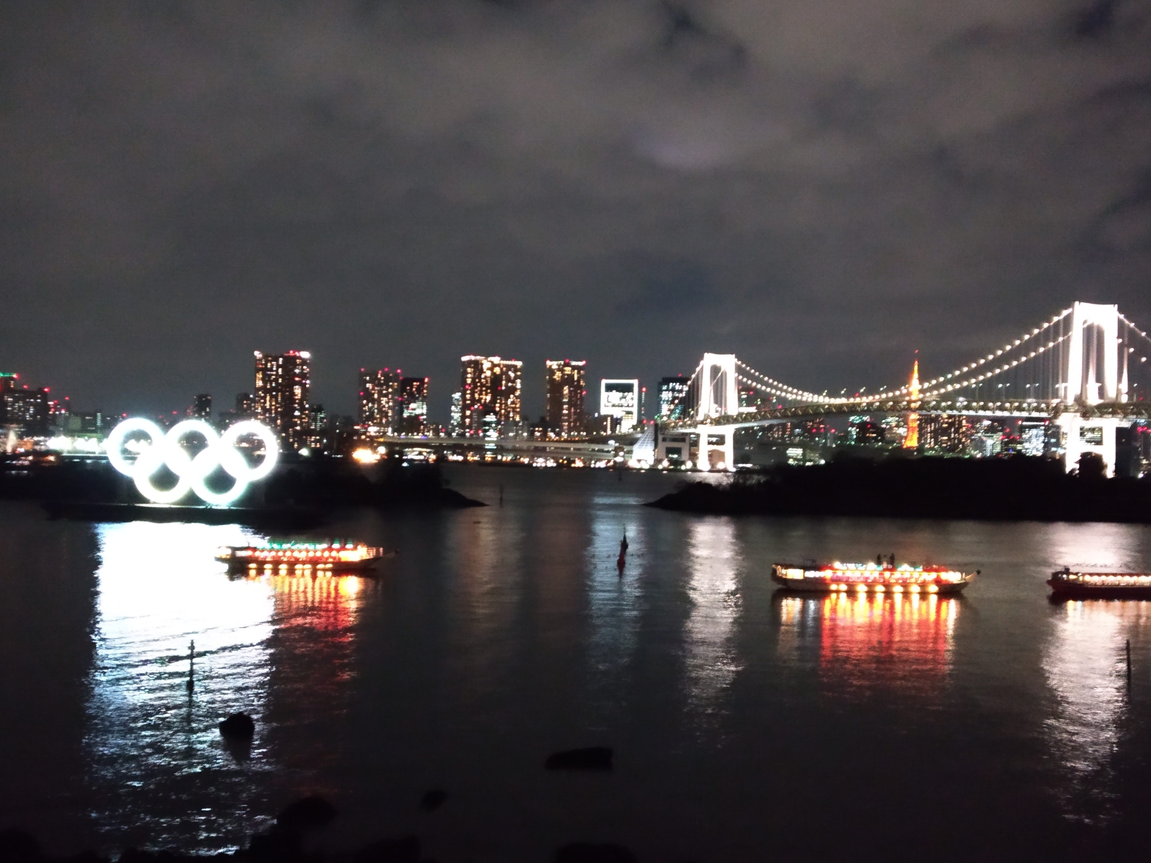  Cincin Olimpiade berdiri di perarian Taman Laut Odaiba, Tokyo Jepang