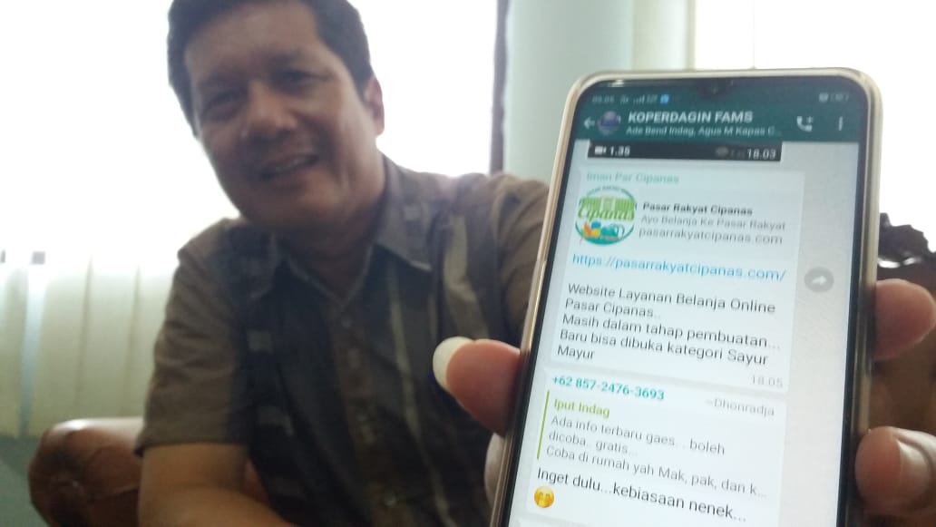 Kepala Dinas KUKM Perindustrian dan Perdagangan Kabupaten Cianjur, Jawa Barat, Tohari Sastra, memperlihatkan aplikasi belanja online yang di