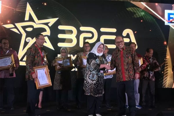 Ketua Forum Ekselen BUMN Agung Yunanto (kanan) pada Acara BUMN Performane Excellence Award 2020 di Jakarta, Rabu. 