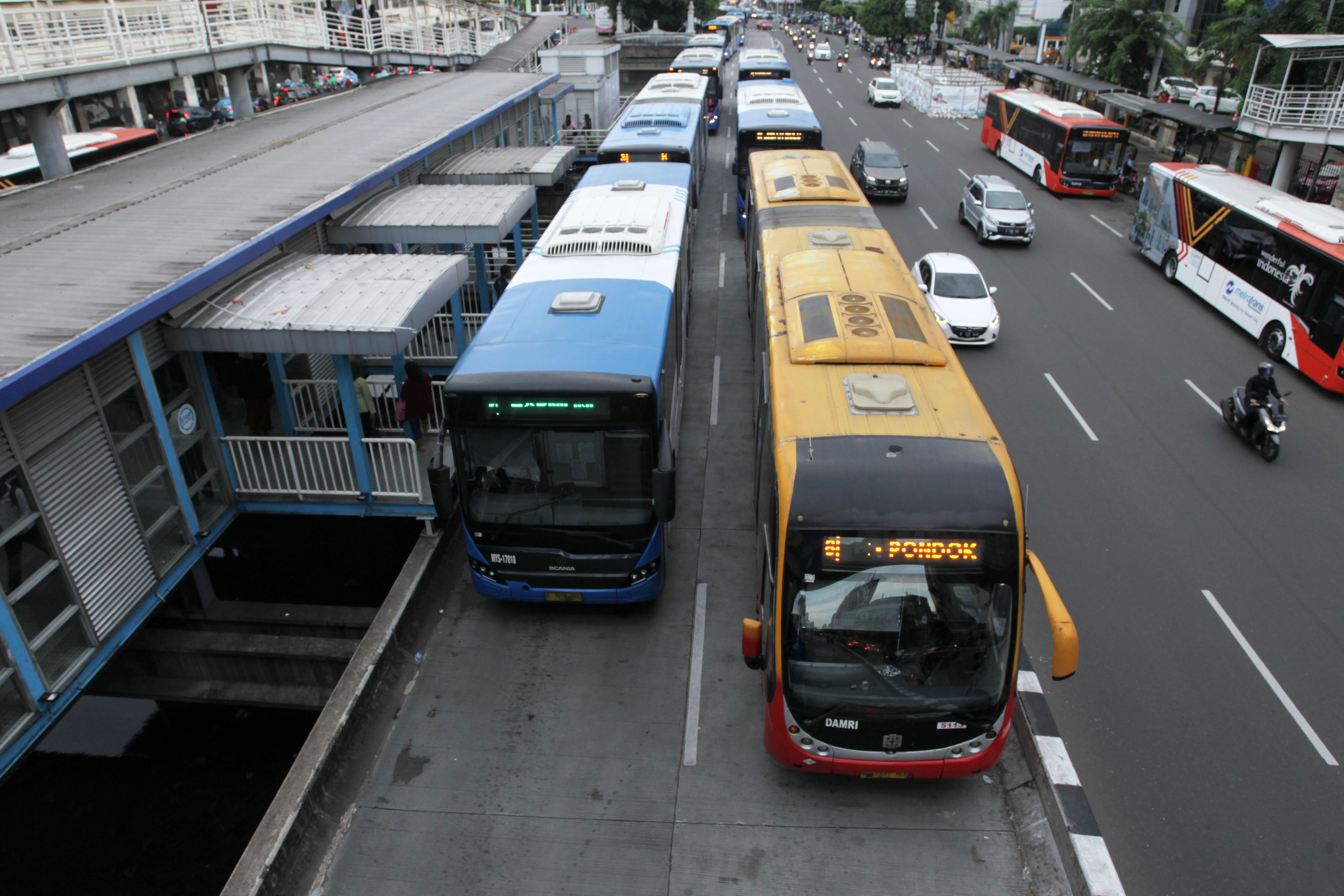PT Transjakarta melipatgandakan frekuensi pencucian armada bus dengan menggunakan desinfektan dan menyediakan cairan pembersih tangan. 