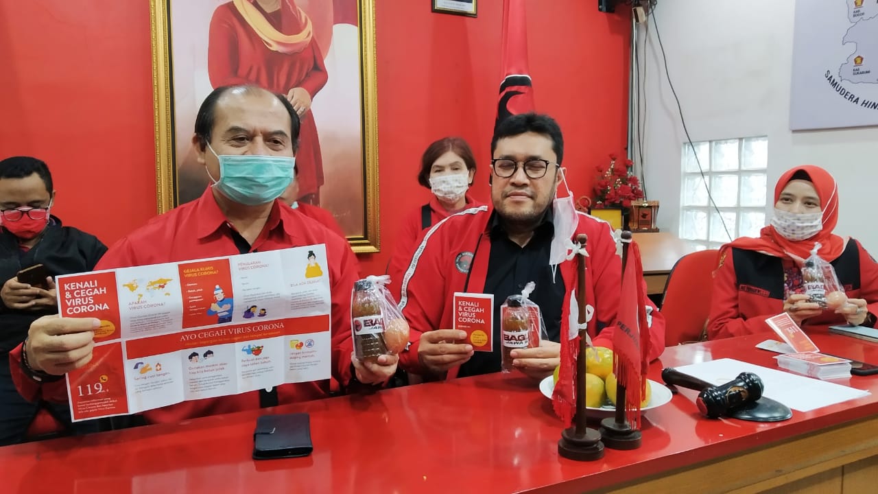 Ketua DPD PDI Perjuangan Jawa Barat Ono Surono tengah memberi penjelasan.