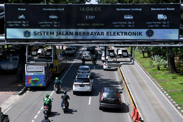 Kendaraan bermotor melintas di bawah alat Sistem Jalan Berbayar Elektronik (ERP) di Jalan Medan Merdeka Barat, Jakarta, Senin (2/3/2020).