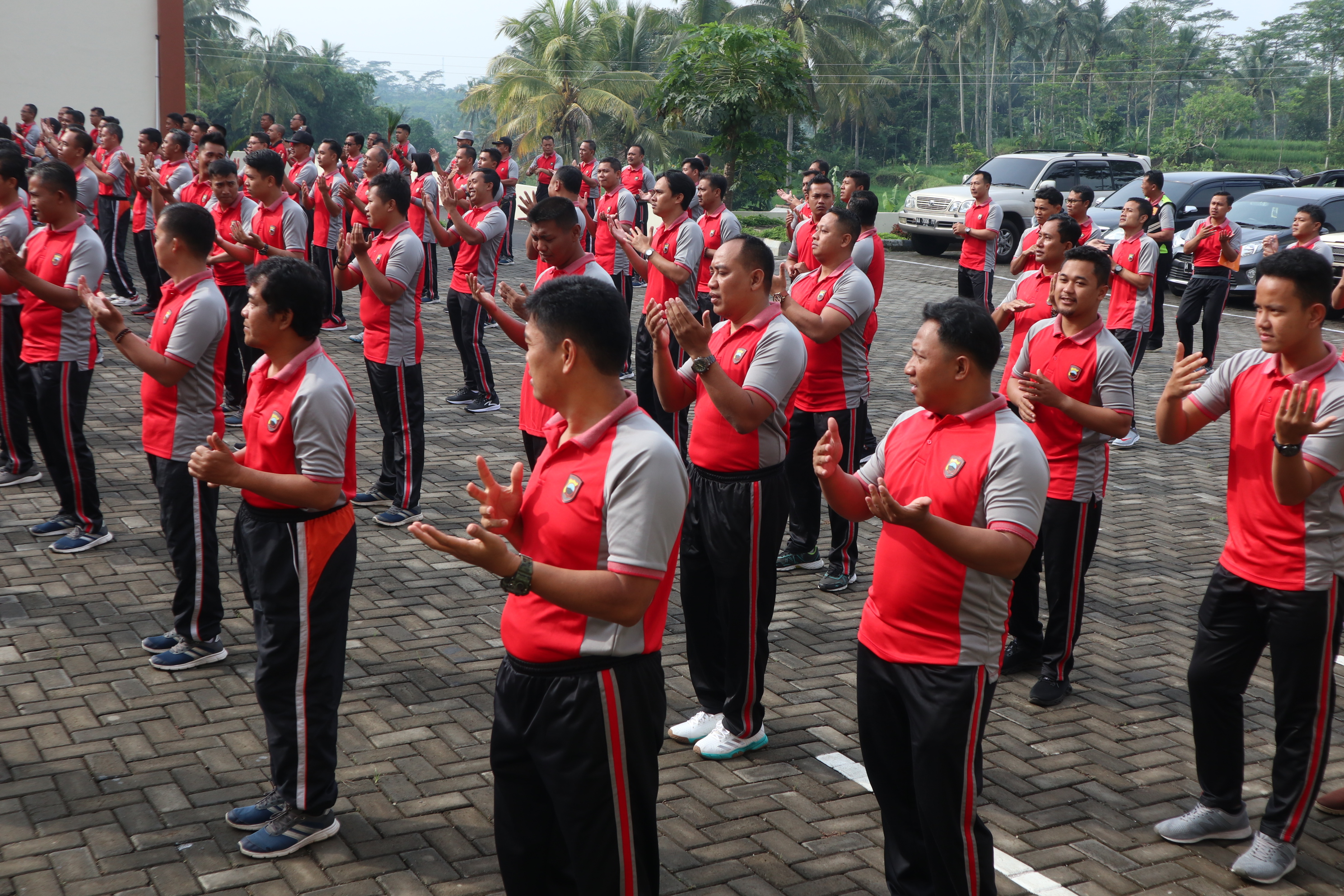 Jajaran Polres Temanggung menggelar gerakan cuci tangan untuk mengendalikan wabah virus korona, Jumat (13/3/2020). 