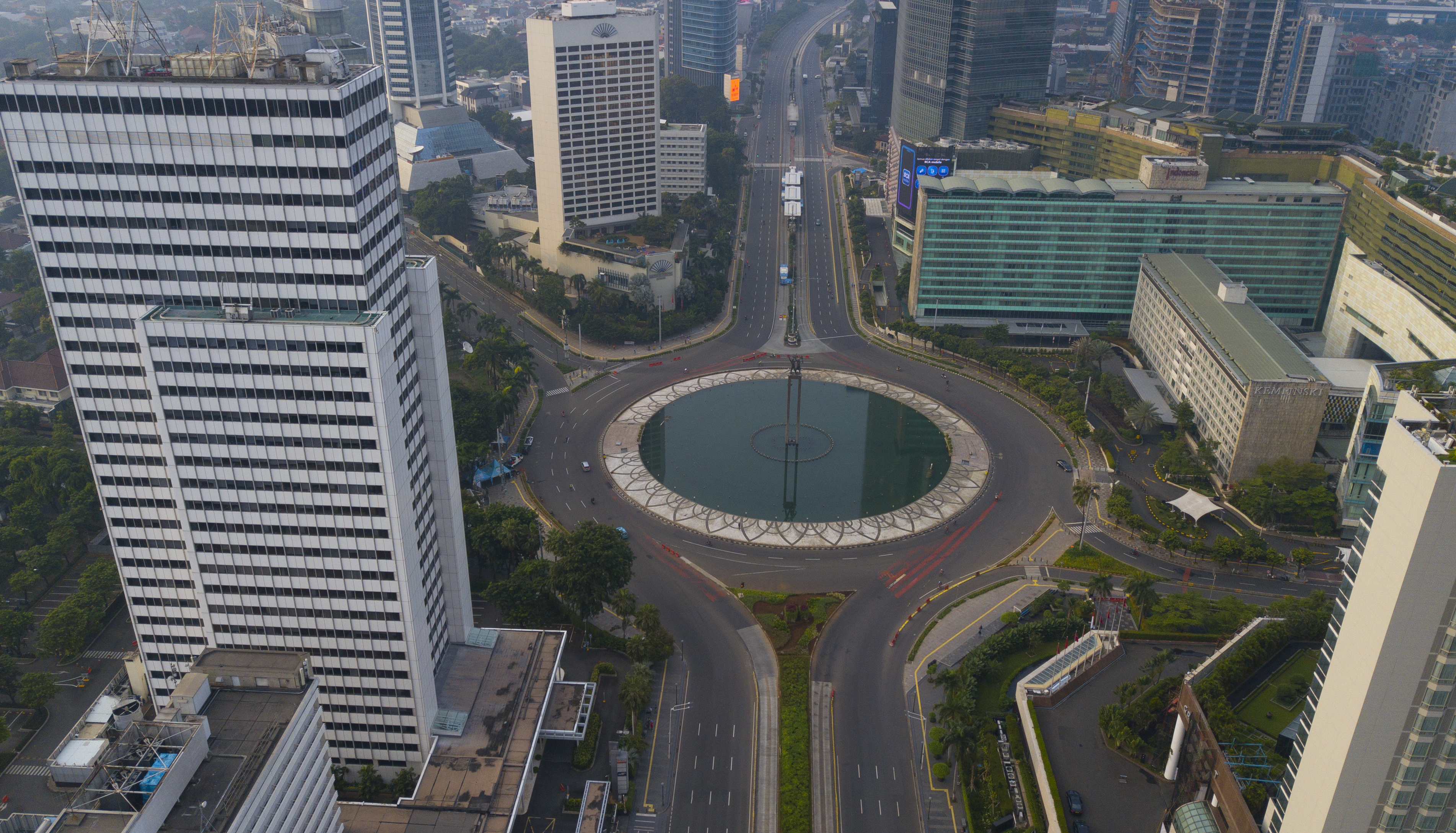 Suasana sepi di kawasan BUndaran HI, Jakarta, Minggu (29/3). 