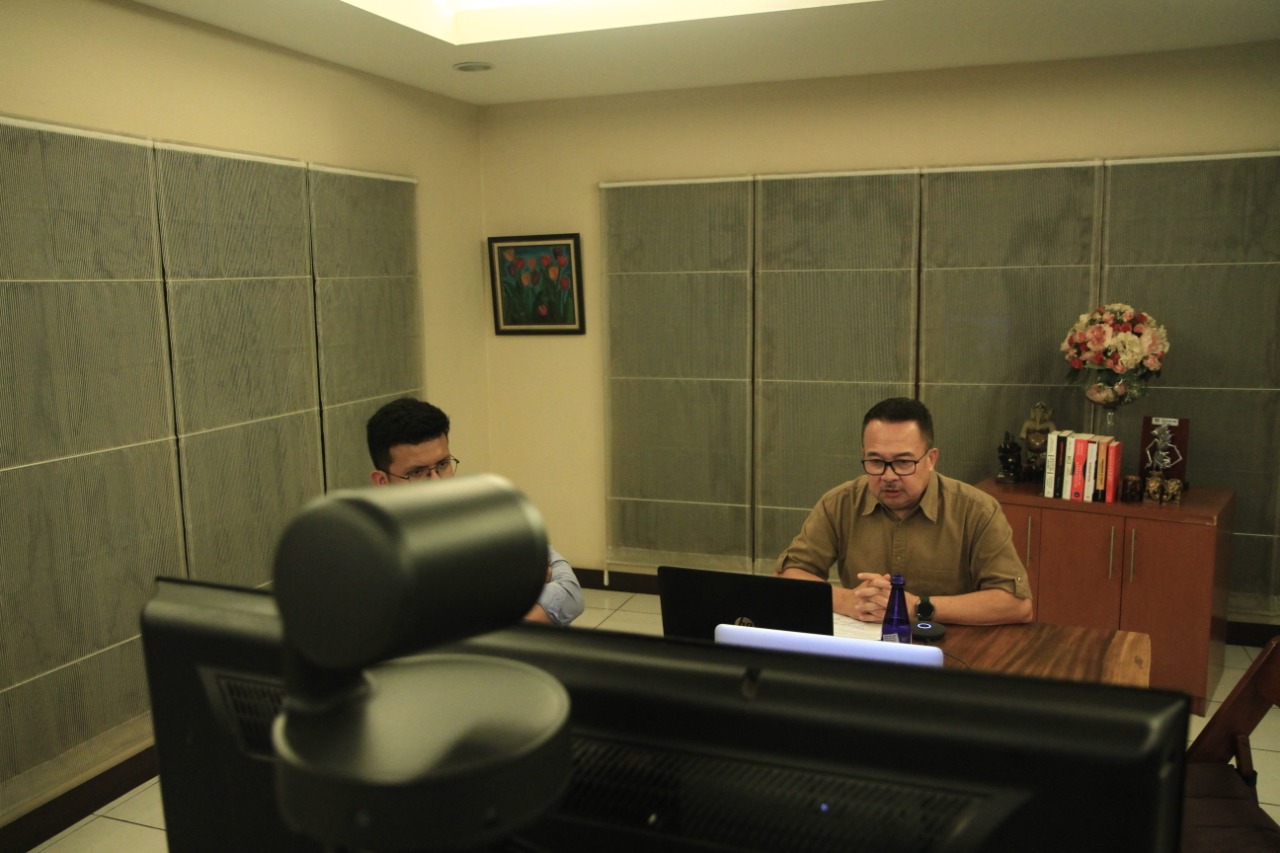 Prof. Rhenald Kasal saat menggelar webinar Mahir Academy,Selasa malam (24/3)