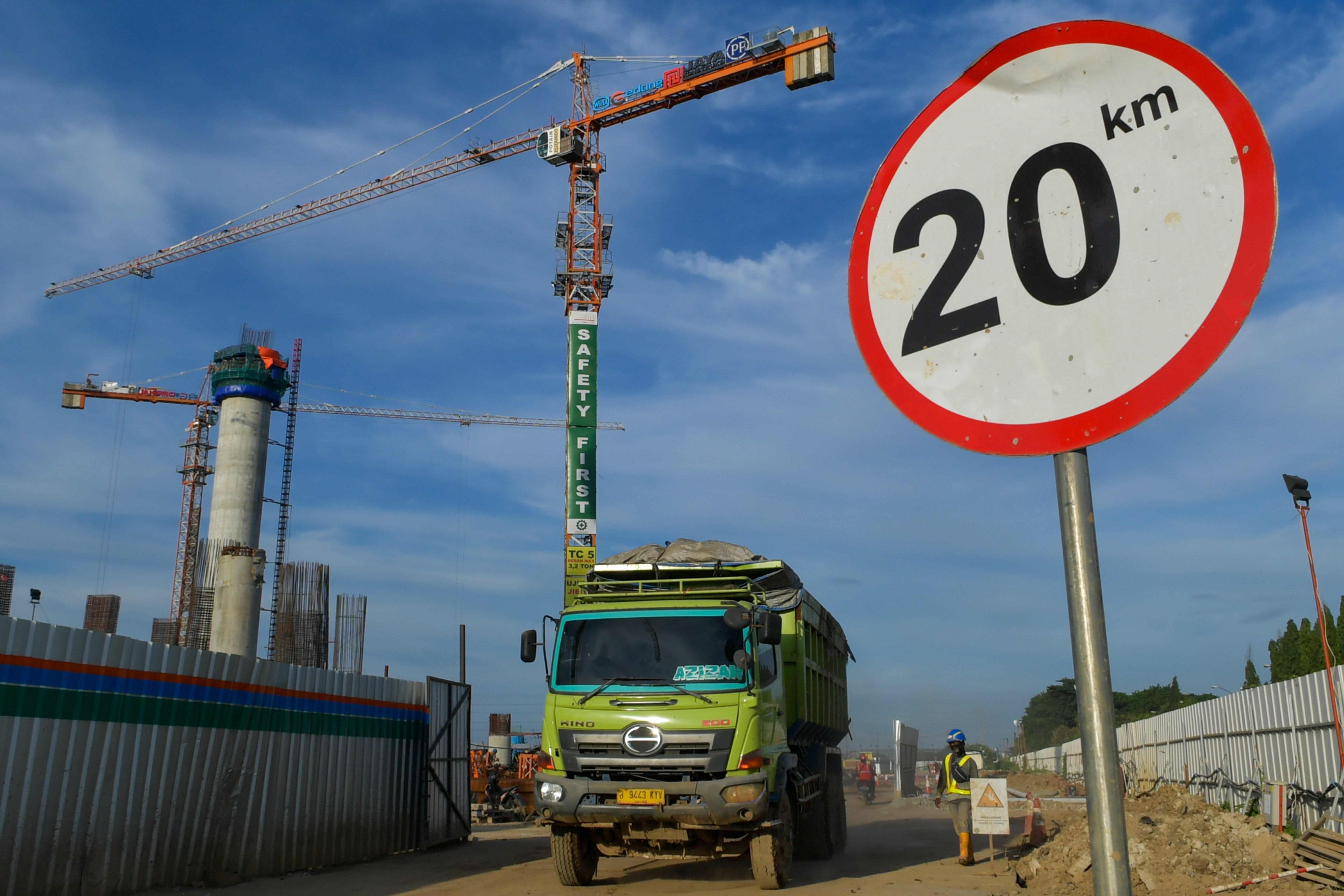 Pengerjaan proyek Jakarta International Stadium di kawasan Tanjuk Priok, Jakarta.