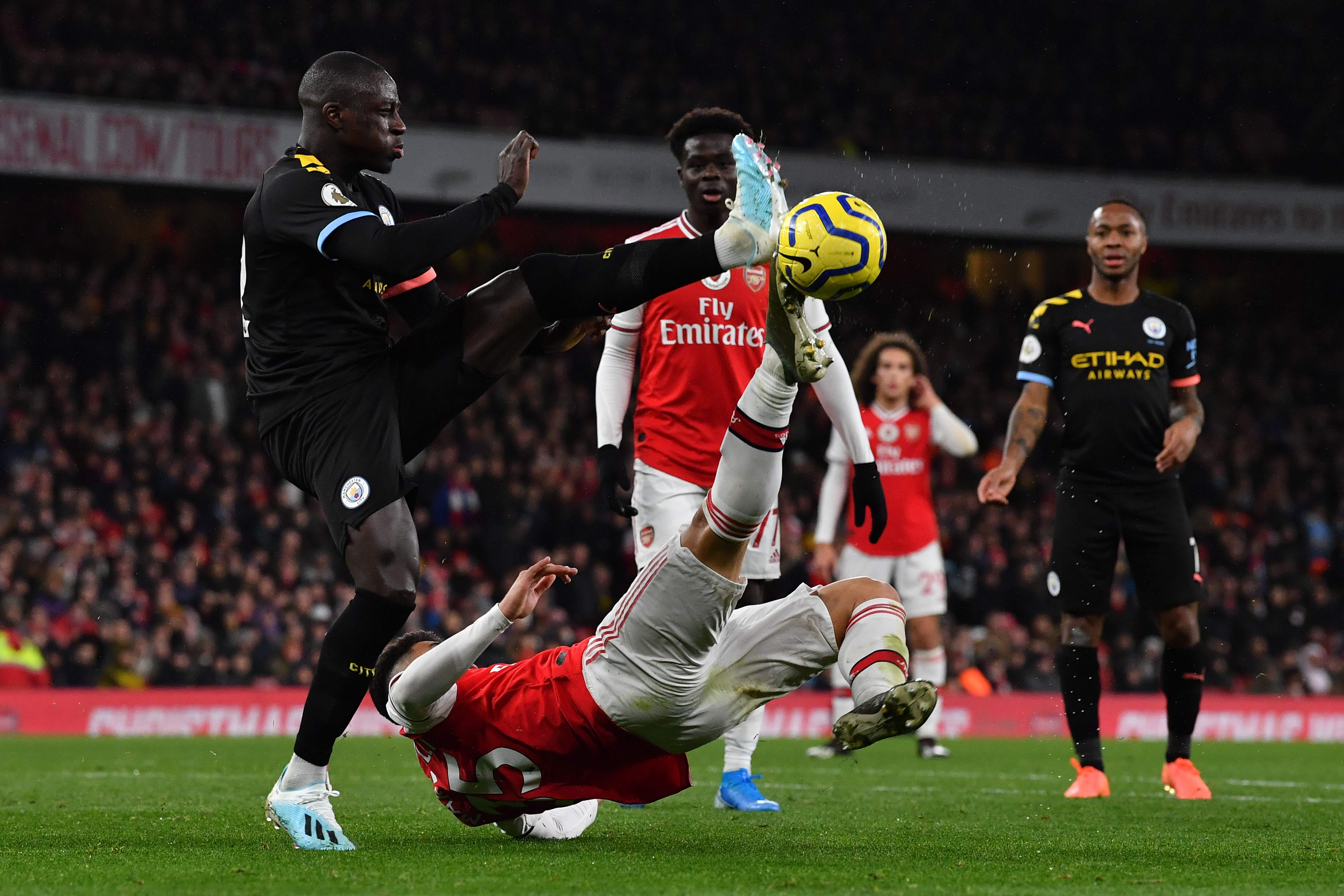 Manchester City Benjamin Mendy (kiri) bersaing dengan striker Arsenal asal Brazil Gabriel Martinelli (tengah) selama pertandingan sepakbola 