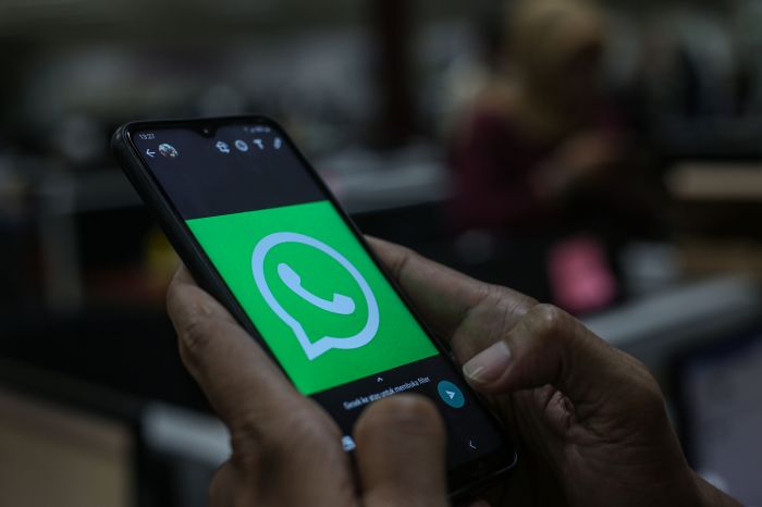 Logo WhatsApp di sebuah ponsel