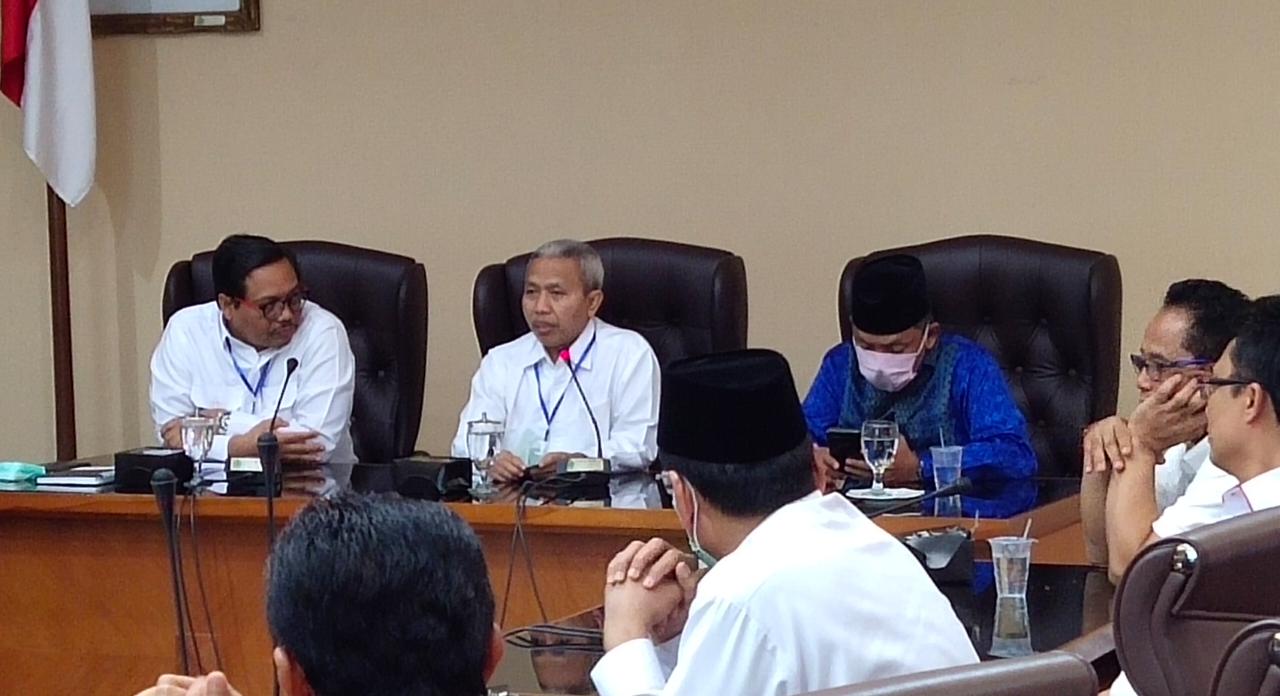 Plt Sekjen Kemenag Nizar Ali (tengah) saat memimpin rapat penanganan penyebaran virus korona, Senin (23/3/2020).