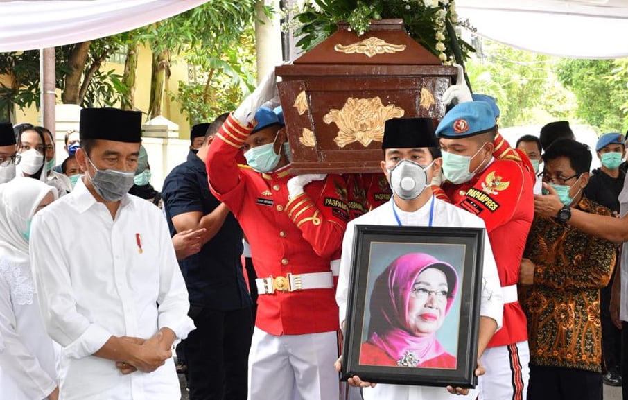 Momen Pemakamam ibunda Presiden Joko Widodo, Sudjiatmi Notomihardjo