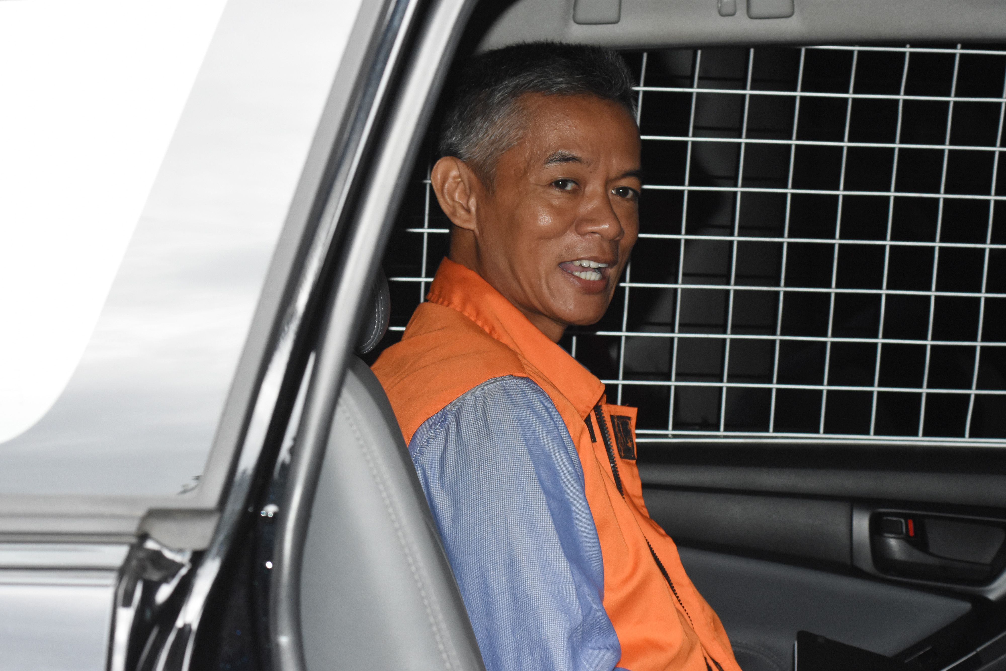  Tersangka mantan Komisioner KPU Wahyu Setiawan memasuki mobil tahanan