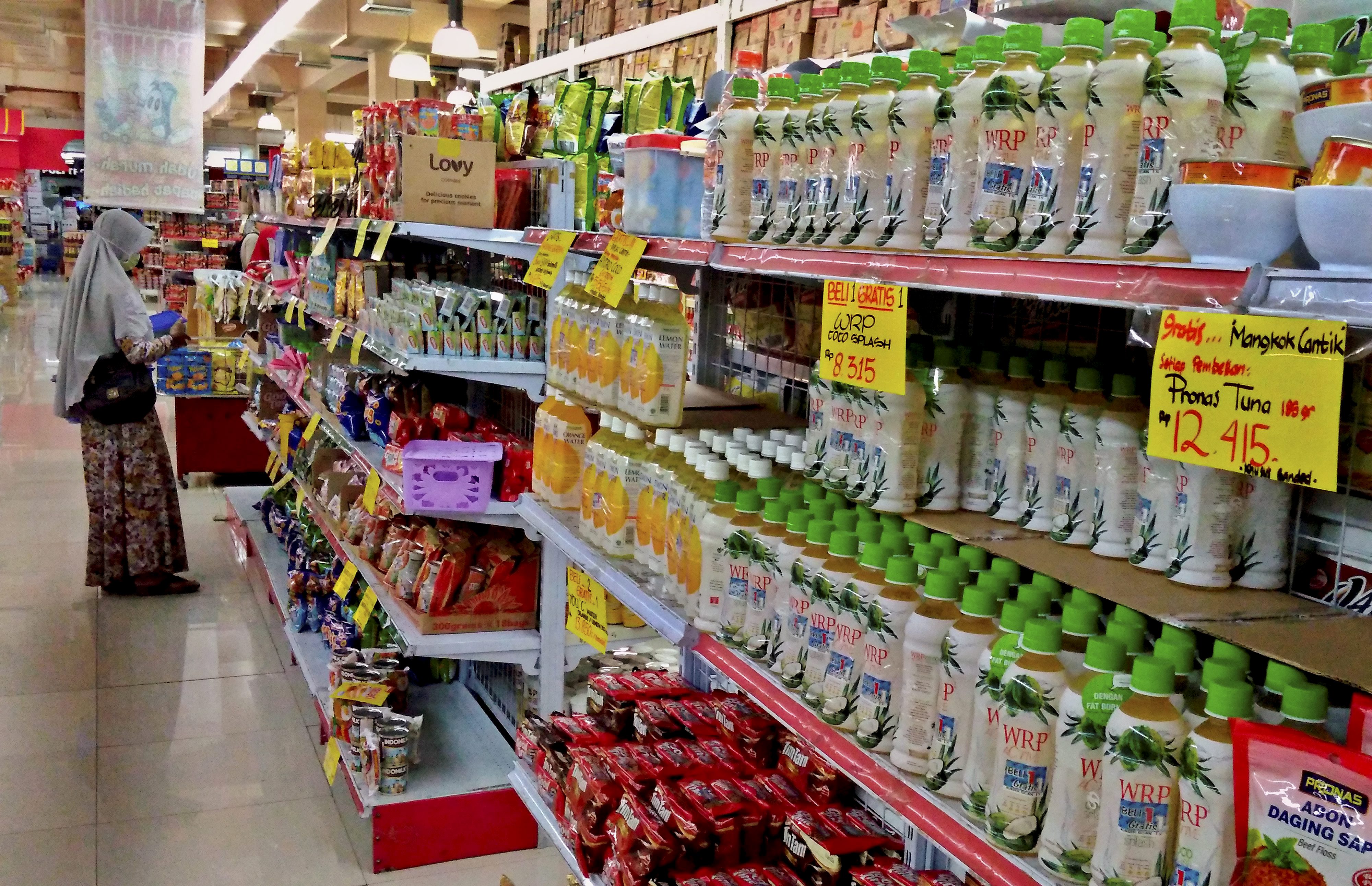 Pengungjung berbelanja di salah satu jaringan toko ritel 