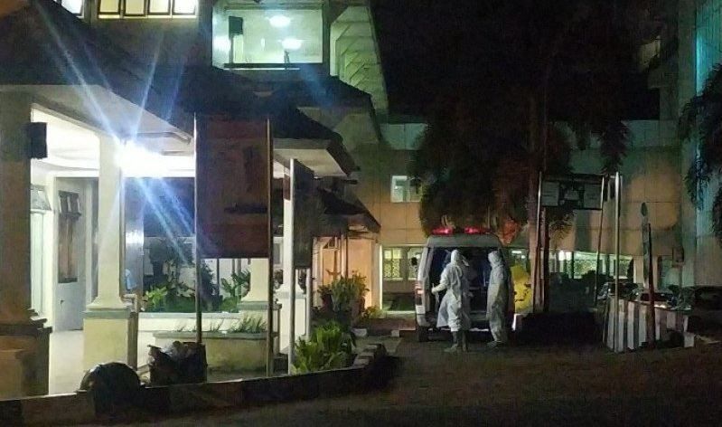 Dua petugas medis berseragam alat pelindung diri (APD) pada pukul 23.30 WIB, tiba di gedung isolasi RSUP Adam Malik, Medan.