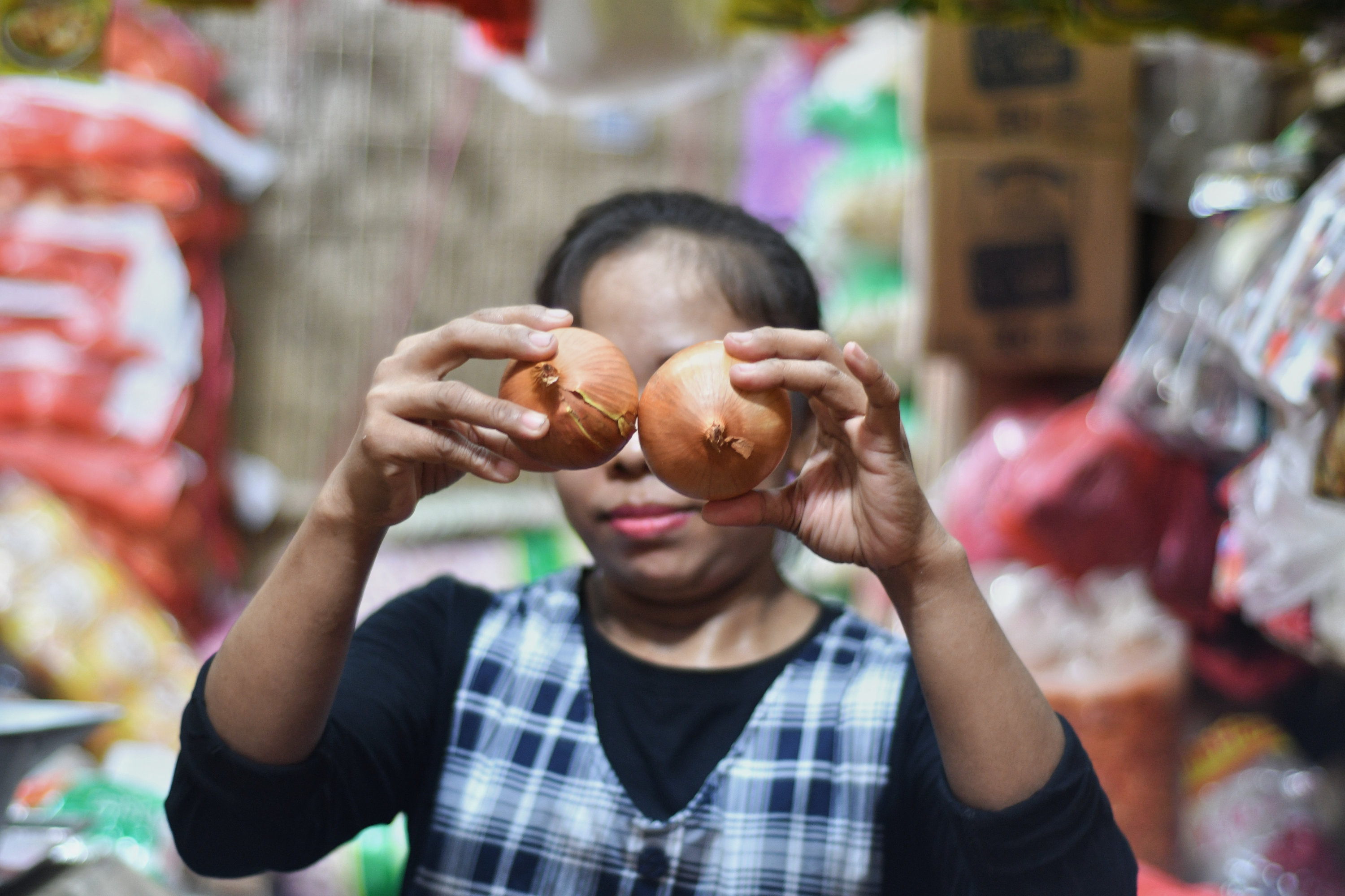 Pedagang menyiapkan bawang bombay untuk dijual di Pasar Induk Kramat Jati, Jakarta, Kamis (12/3). 
