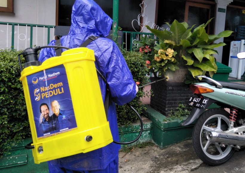DPD NasDem melakukan penyemprotan cairan disinfektan.